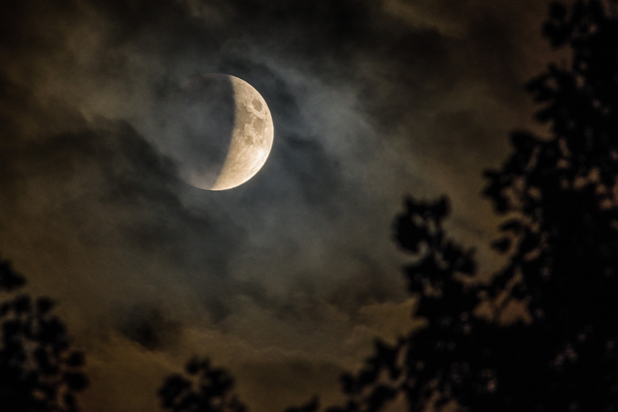 Nikon AF-S Nikkor 70-200mm F4G ED VR sample photo. Spooky moon photography
