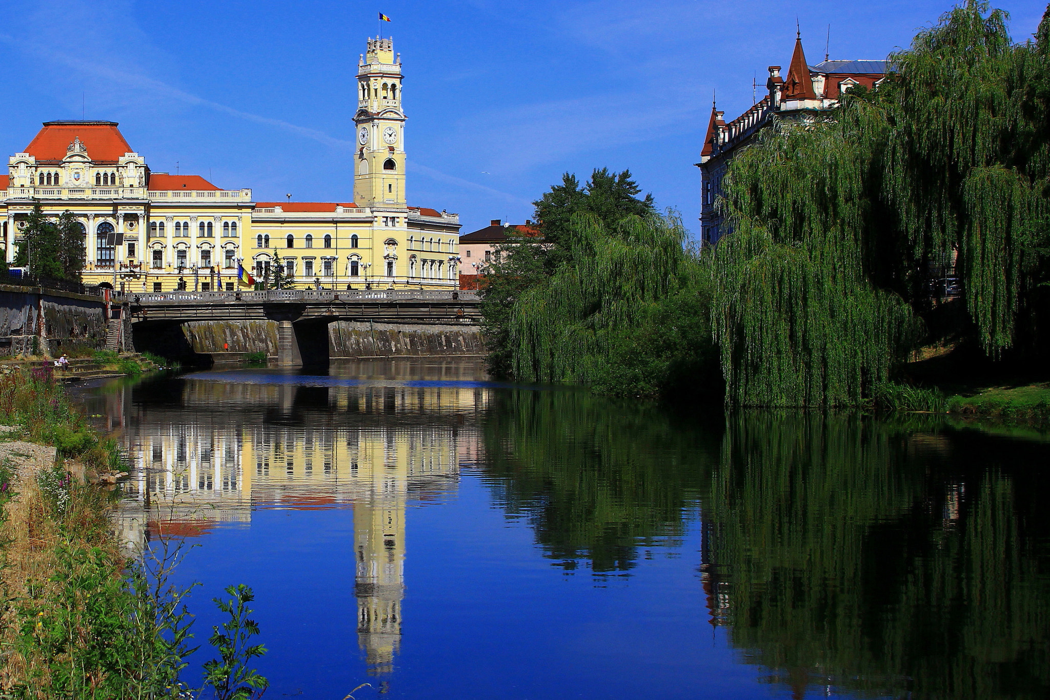 Canon EF 28-135mm F3.5-5.6 IS USM sample photo. Oradea city hall reflection photography