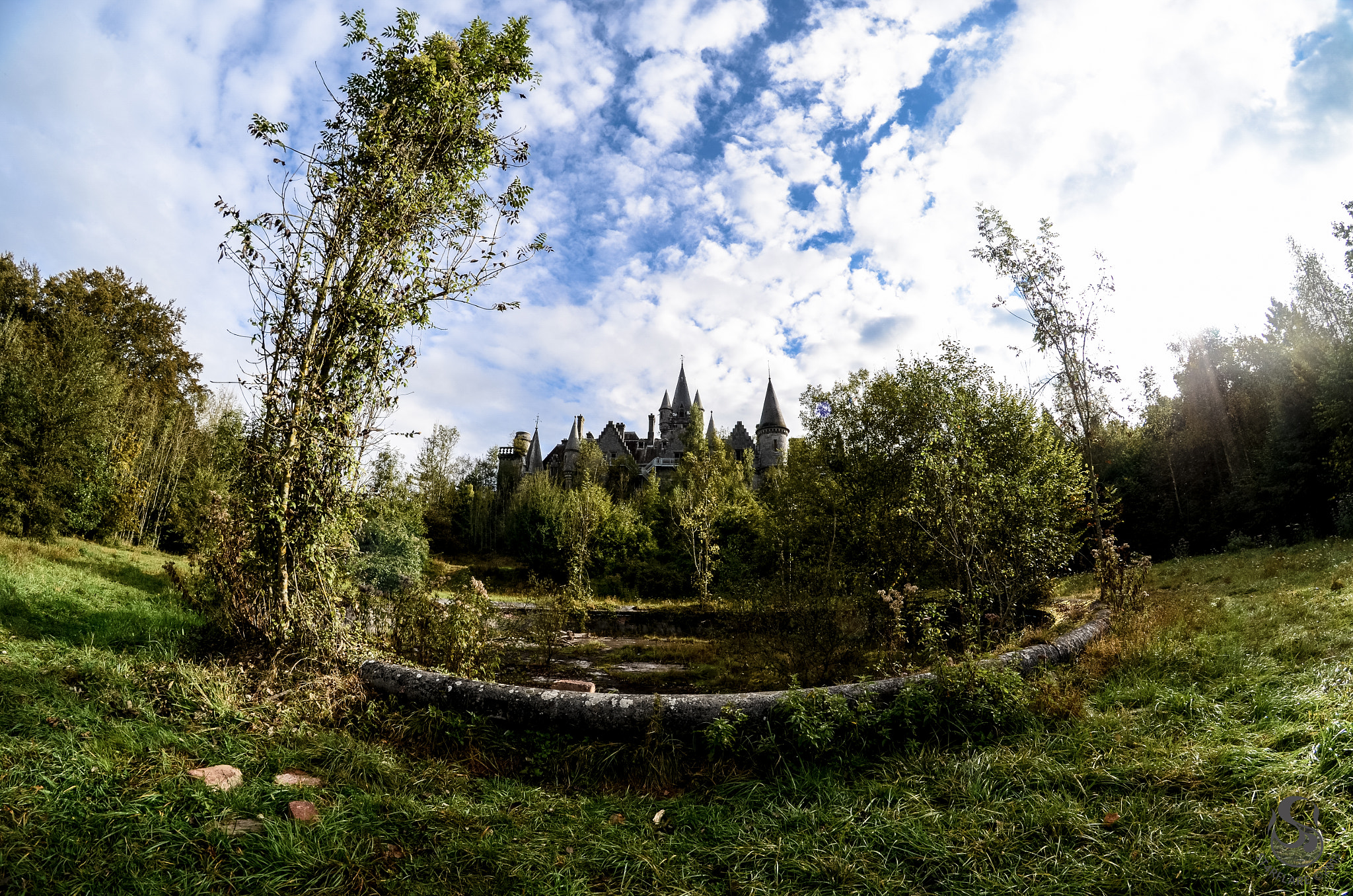 Nikon D5100 + Samyang 8mm F3.5 Aspherical IF MC Fisheye sample photo. Sleeping beauty castle photography