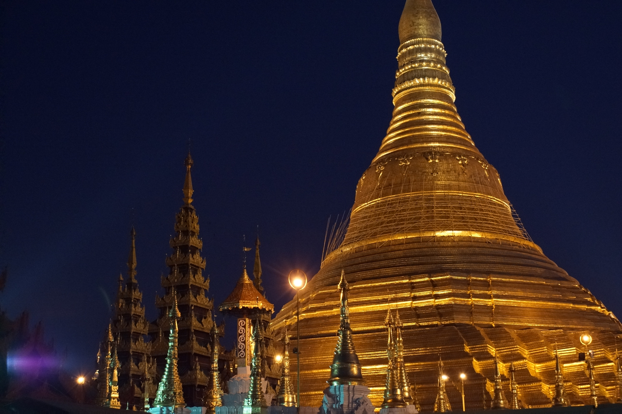 Sony DT 18-70mm F3.5-5.6 sample photo. La pagode schwedagon photography