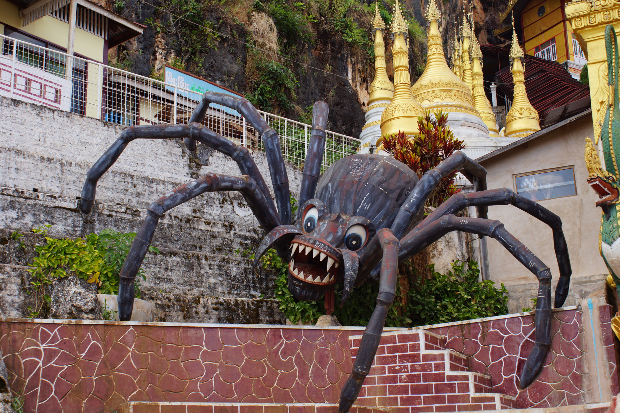 Sony DT 18-70mm F3.5-5.6 sample photo. Kalaw : la grotte sacree de pindaya photography