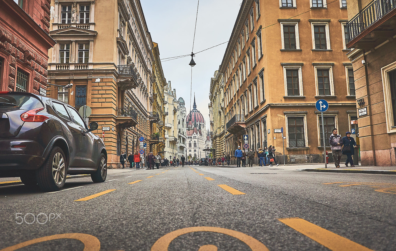 Sony Alpha NEX-5 + Sigma 19mm F2.8 EX DN sample photo. Budapest street photography