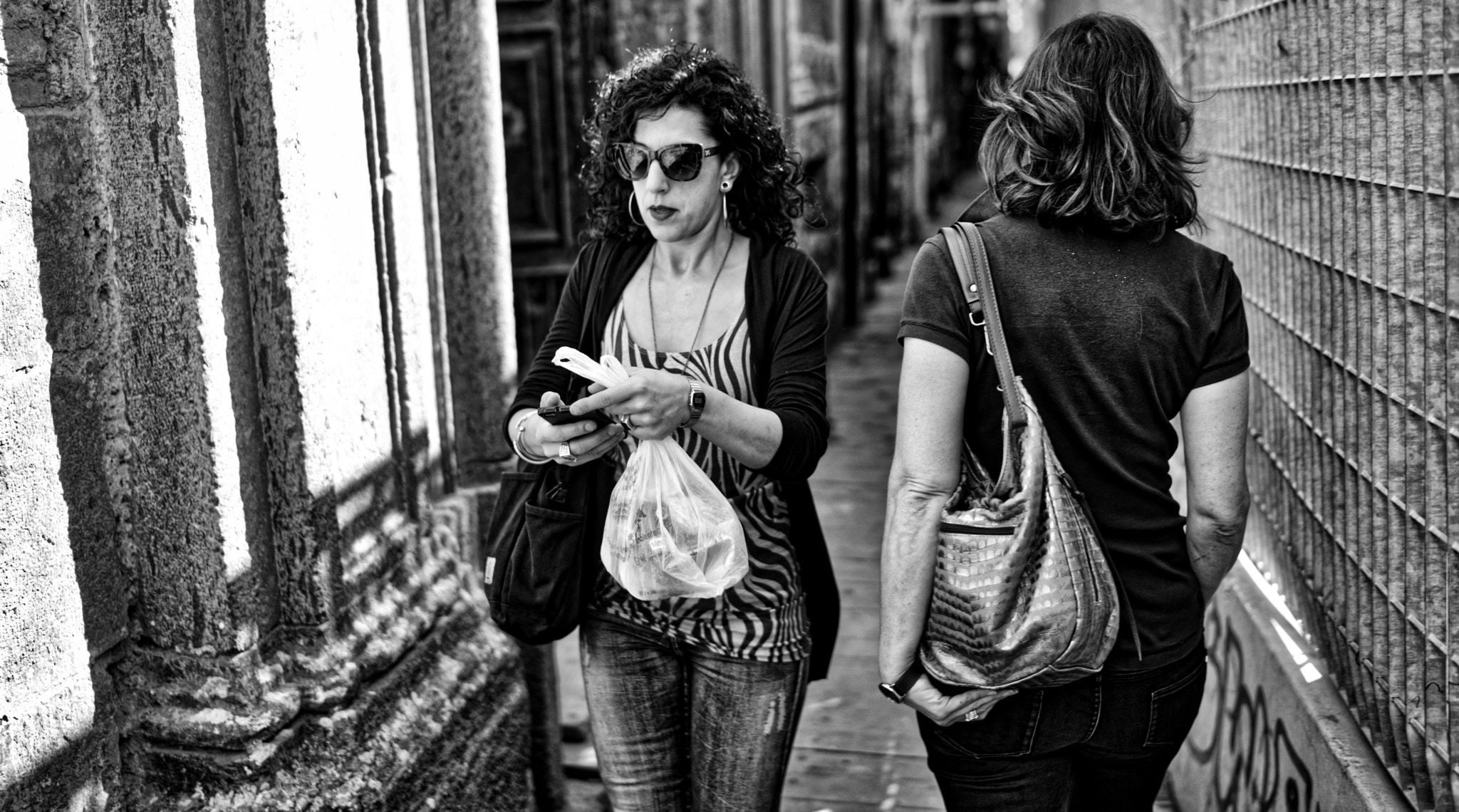 Sony a7 + Sony Distagon T* FE 35mm F1.4 ZA sample photo. Napoli street photography