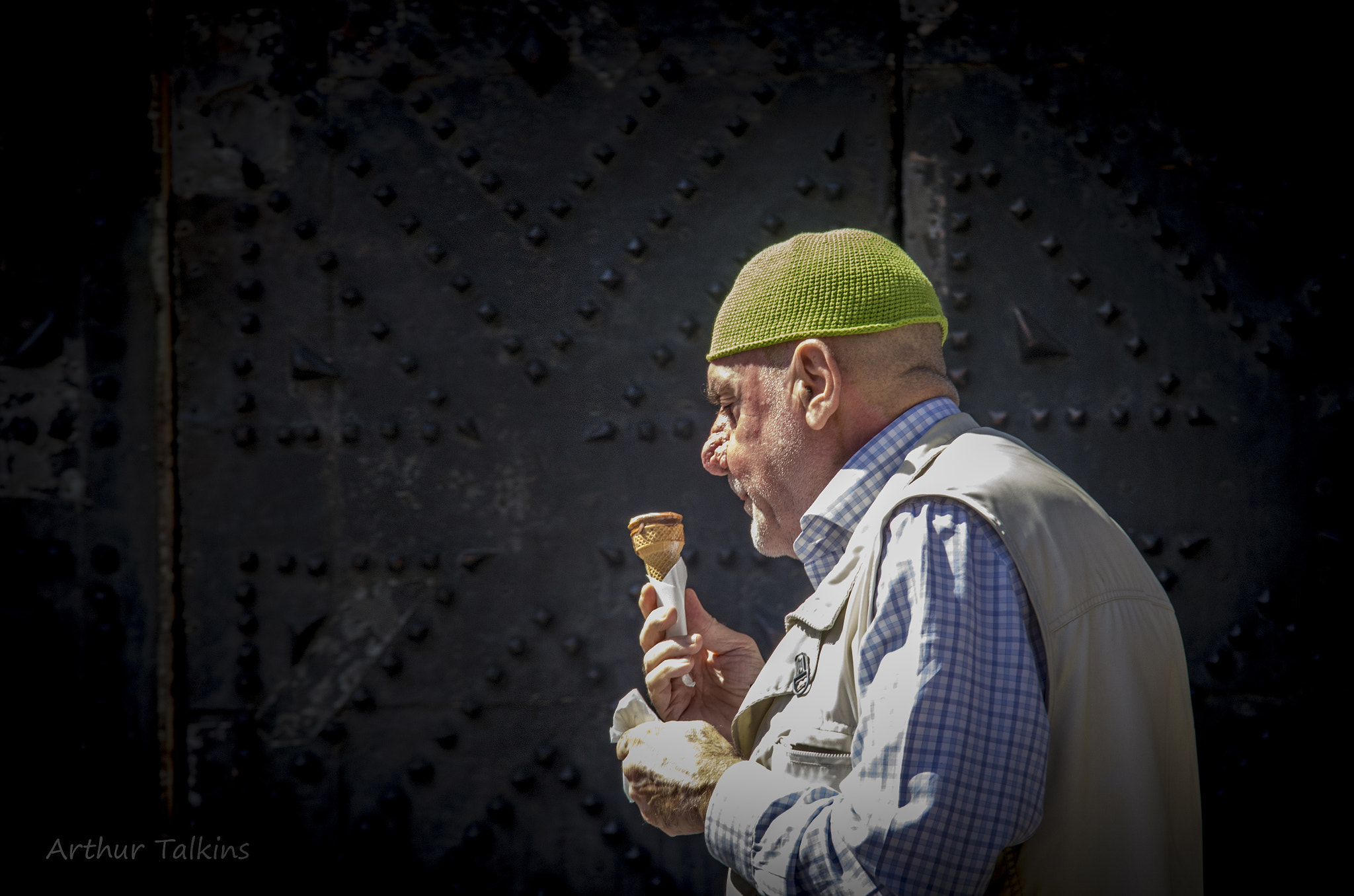 Sigma 70-200mm F2.8 EX DG Macro HSM II sample photo. Itinerant....the ice cream wanderer....! photography