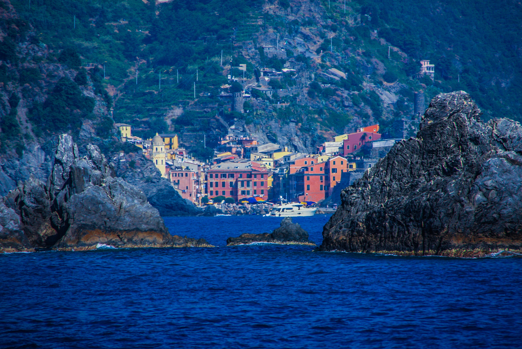 Canon EOS 40D + Sigma 18-250mm F3.5-6.3 DC OS HSM sample photo. Vernazza photography