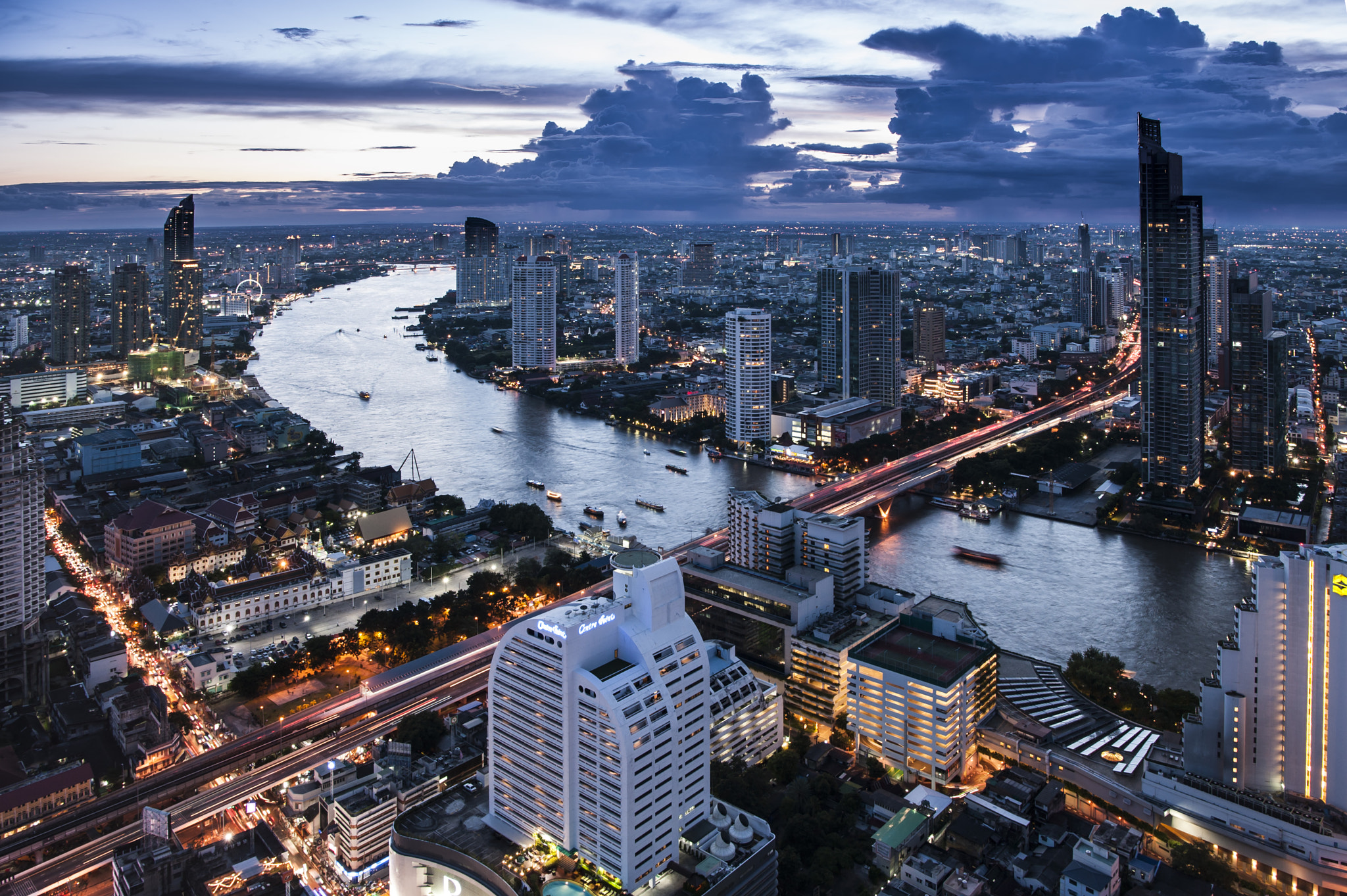 Nikon AF-S Nikkor 24-70mm F2.8E ED VR sample photo. Bangkok's blue hour photography