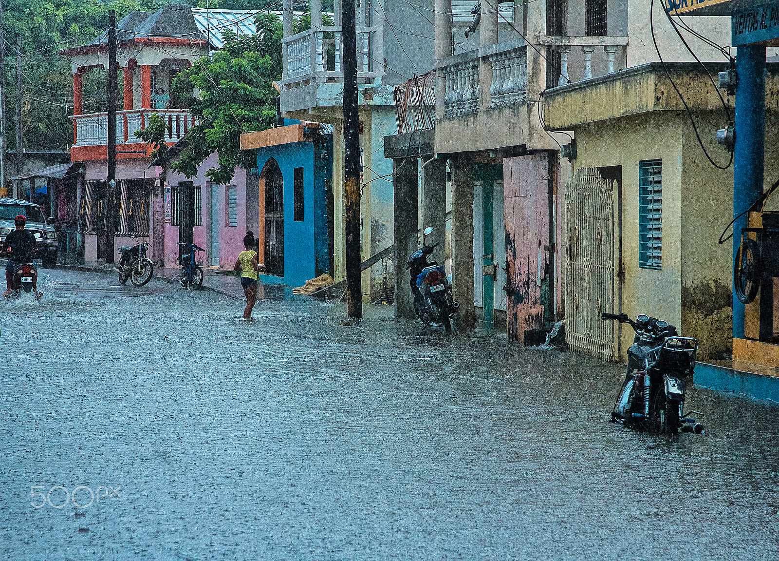 Canon EOS 7D + Canon EF 24-85mm F3.5-4.5 USM sample photo. Rio san juan under the rain photography