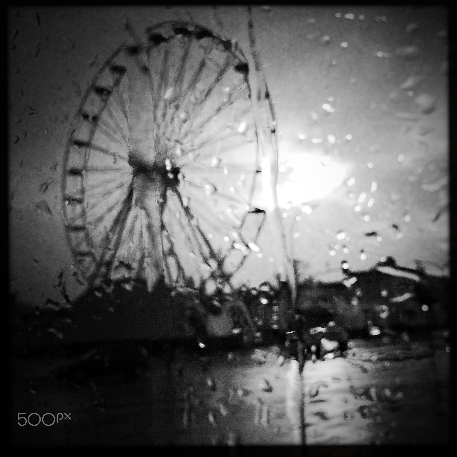 Hipstamatic 310 + iPhone 6 back camera 4.15mm f/2.2 sample photo. Ferris wheel in the rain photography