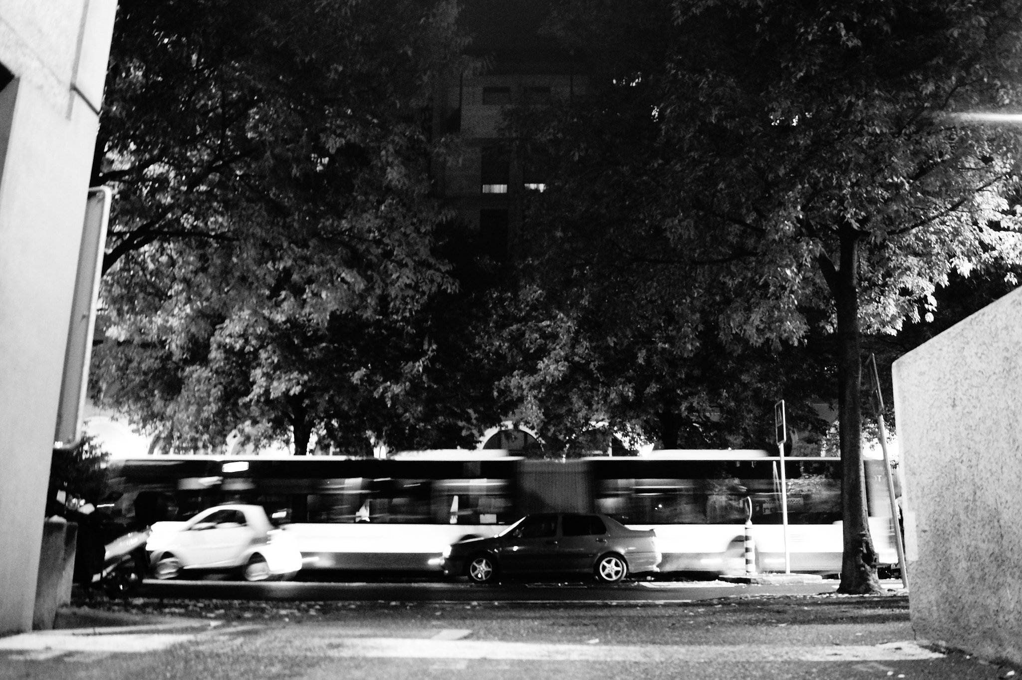 Sony DT 18-55mm F3.5-5.6 SAM II sample photo. Black and white bus photography