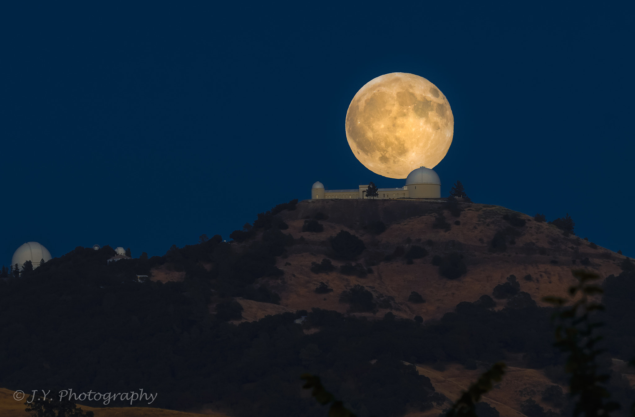 Sony a7R + Sony 70-400mm F4-5.6 G SSM sample photo. Full moon at lik observatory photography