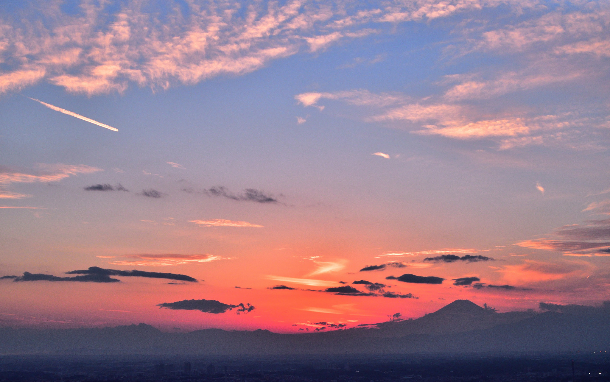 Nikon D5500 + Nikon AF-S DX Nikkor 18-300mm F3.5-6.3G ED VR sample photo. Silhouette of mt.fuji photography