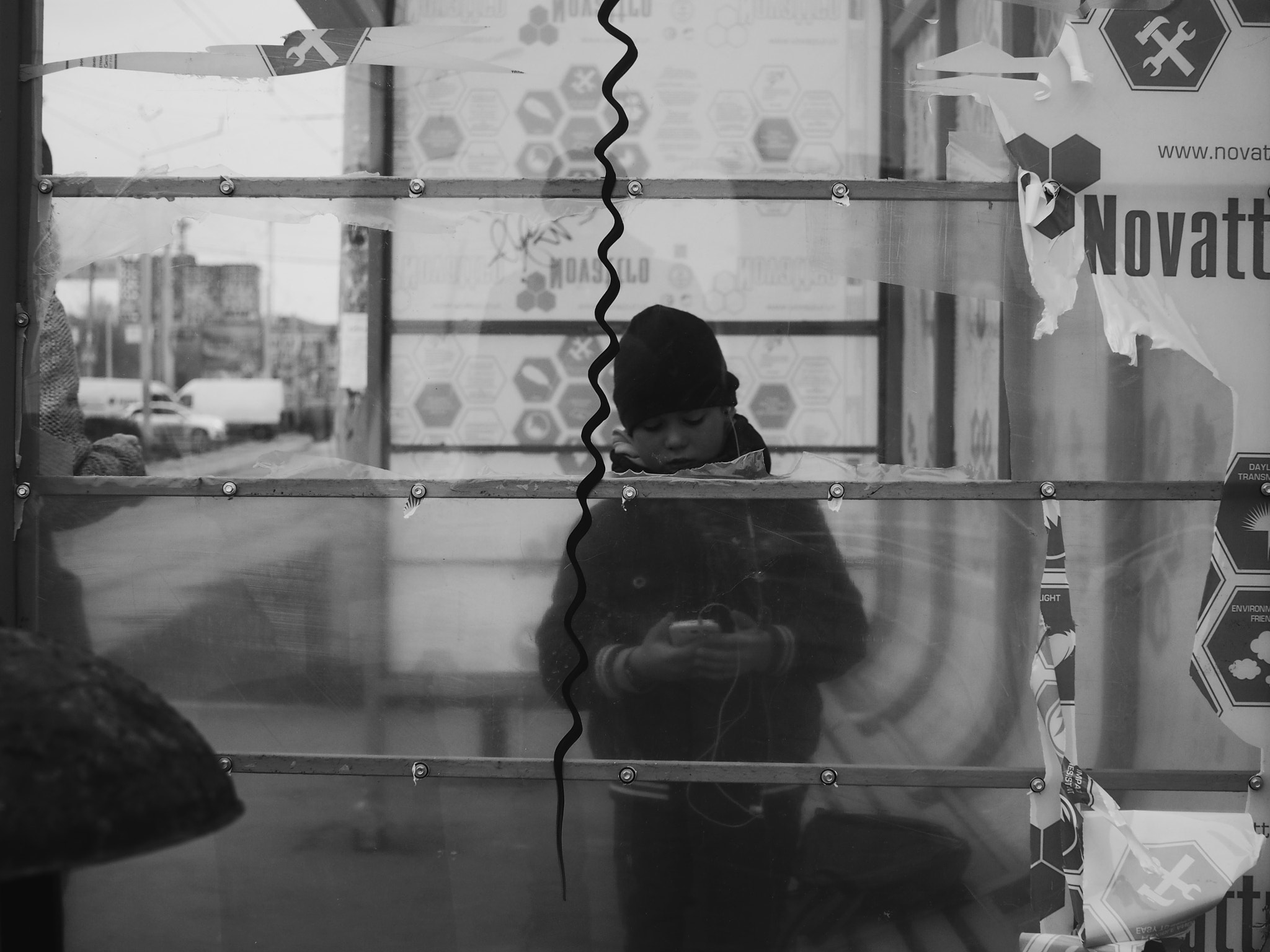 Olympus OM-D E-M10 + Sigma 30mm F2.8 EX DN sample photo. Tram stop photography