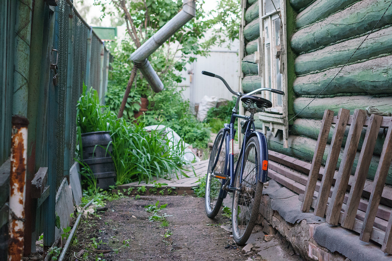 Sony Alpha NEX-5R + E 50mm F1.8 OSS sample photo. Old bicycle at the house in the village photography