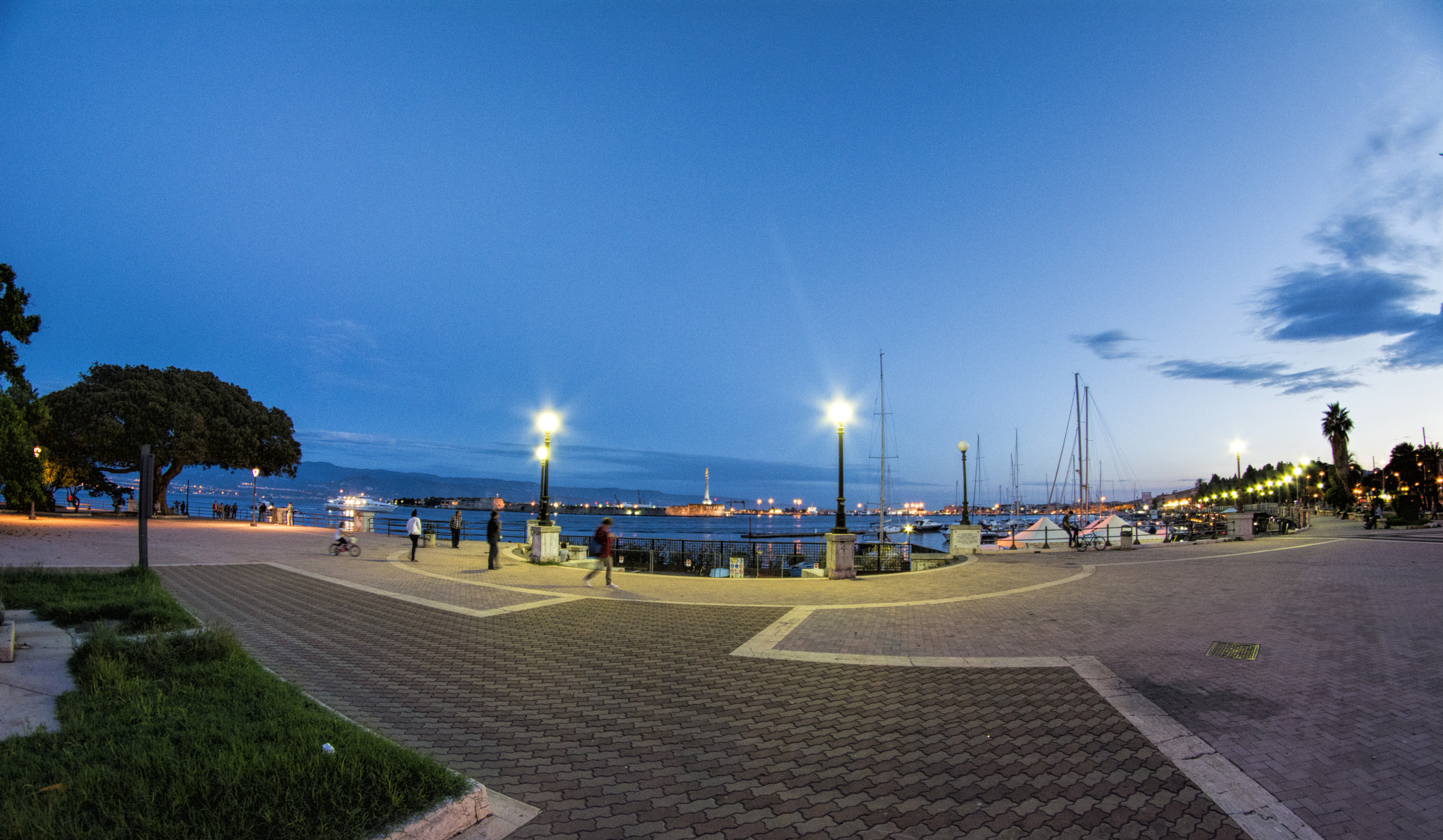 Samyang 8mm F3.5 Aspherical IF MC Fisheye sample photo. Messina  live photography
