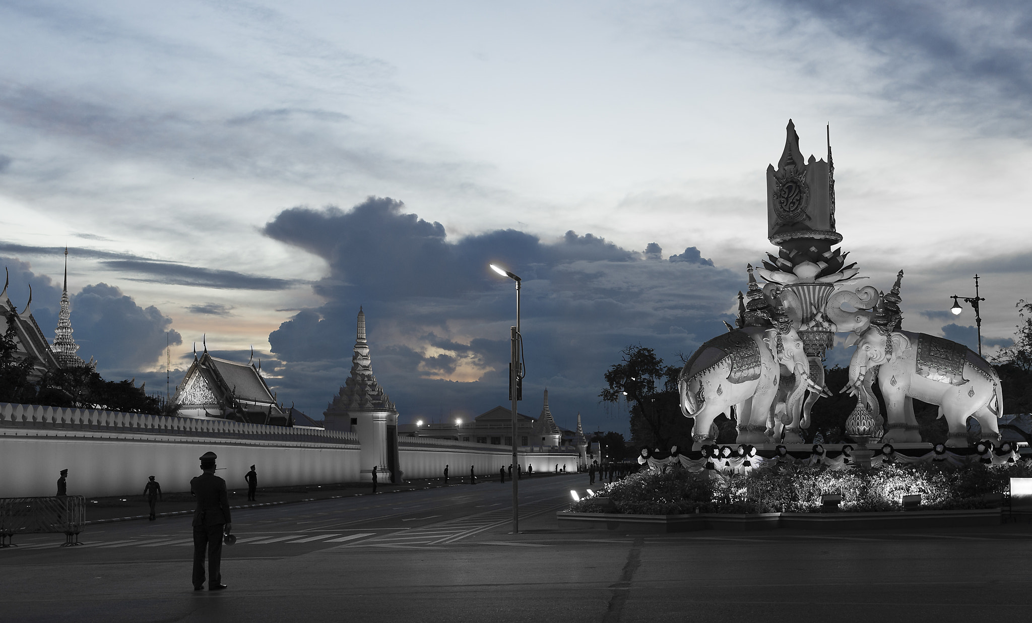 Nikon D4 + Nikon AF-S Nikkor 35mm F1.8G ED sample photo. Wat phra kaew, bangkok, thailand photography