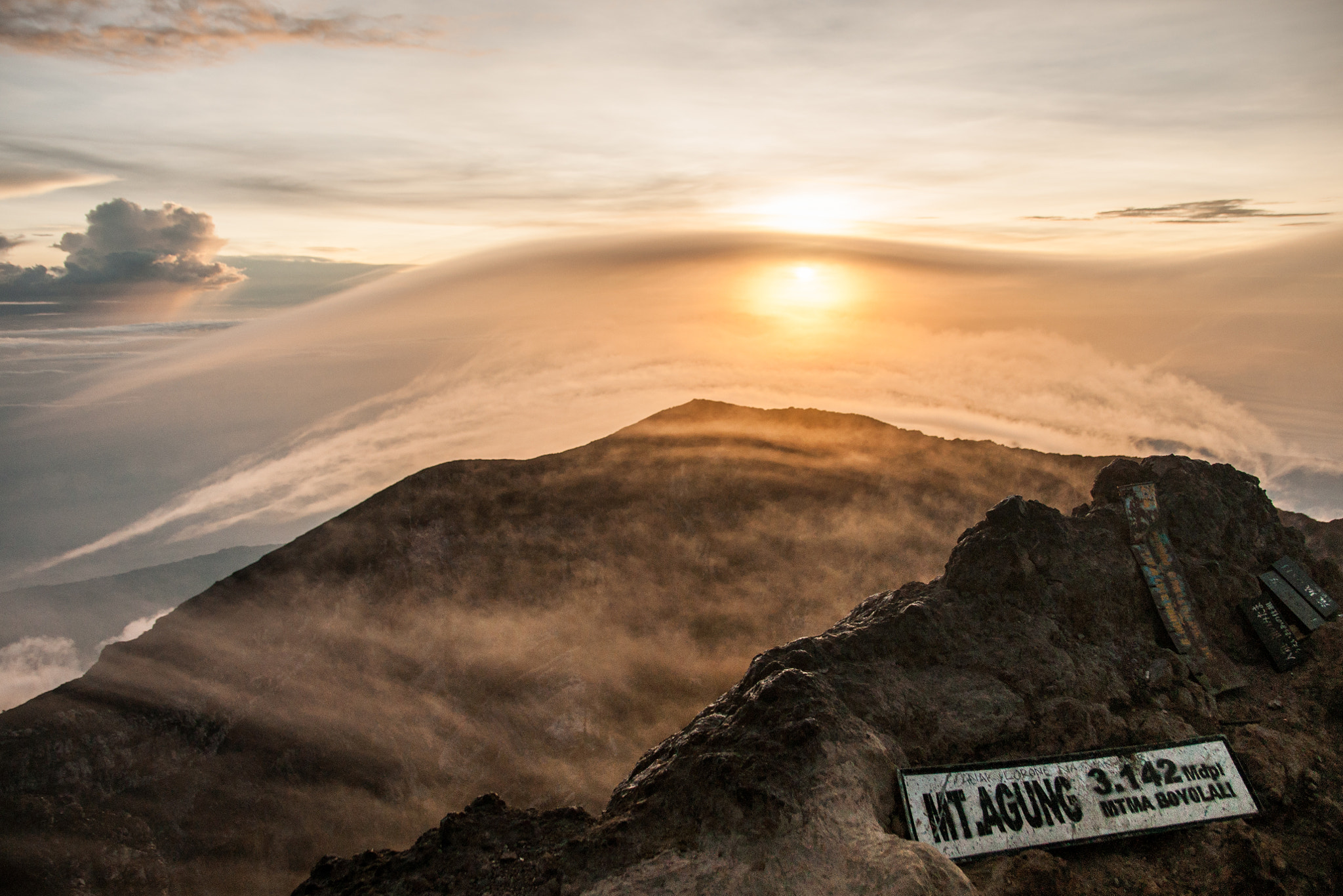 Sony Alpha DSLR-A700 + 17-50mm F2.8 sample photo. Top of mount agung photography