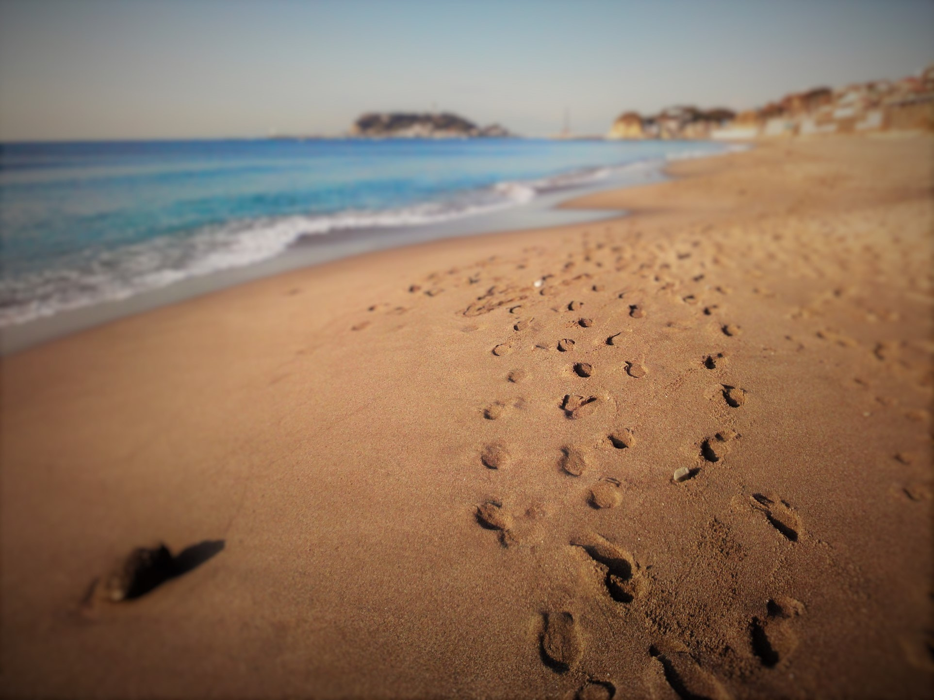 Sony Cyber-shot DSC-WX1 sample photo. Footprints at the beach photography