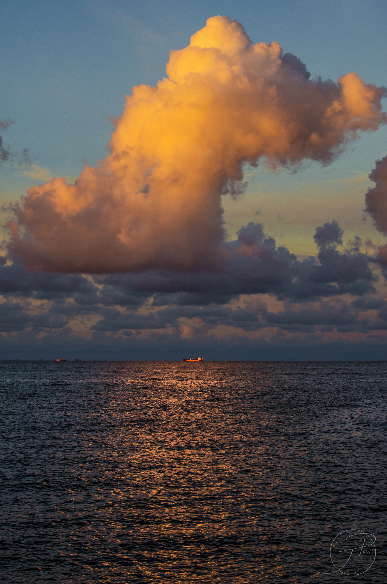 HD Pentax DA 55-300mm F4.0-5.8 ED WR sample photo. A ship between sky and sea photography
