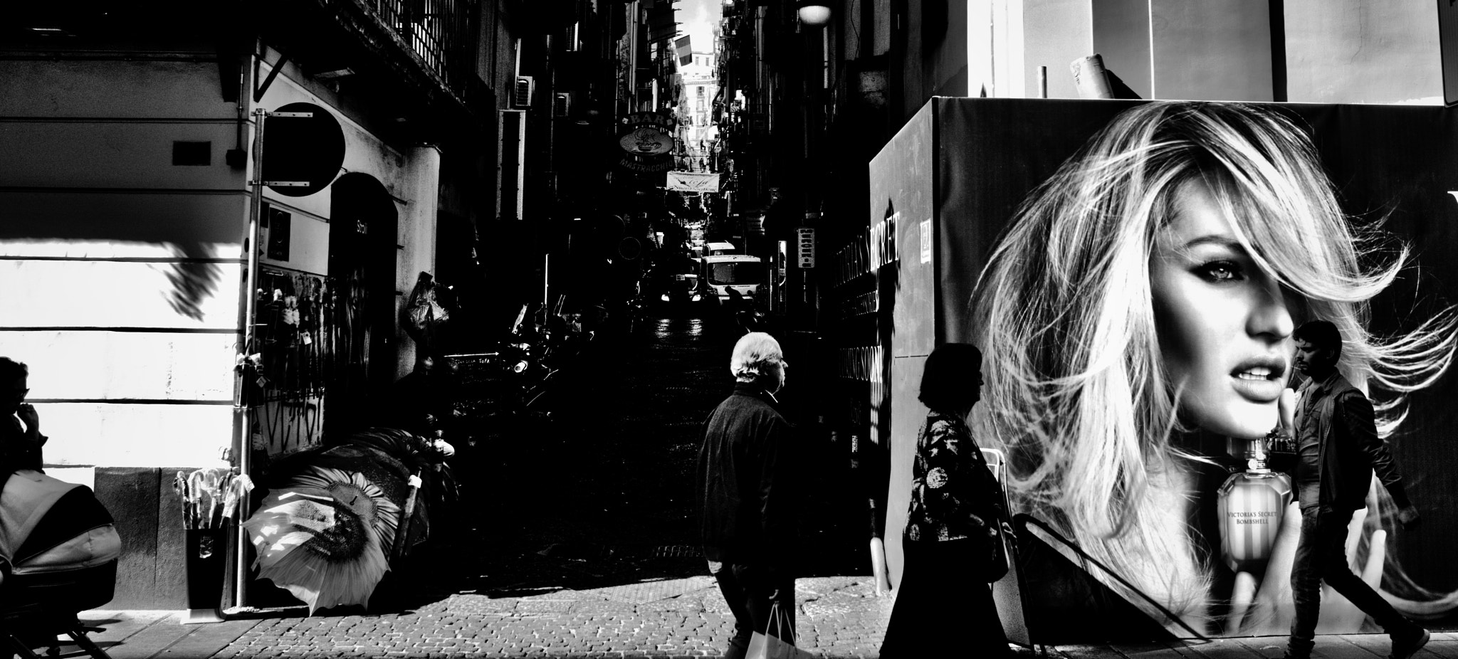 Sony a7 + Sony Distagon T* FE 35mm F1.4 ZA sample photo. Napoli street photography