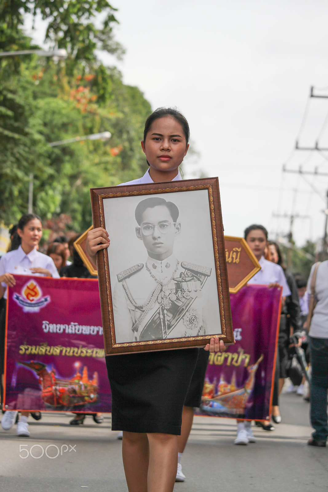 Canon EF-S 55-250mm F4-5.6 IS STM sample photo. Thai girl were holding pictures of the king of tha photography