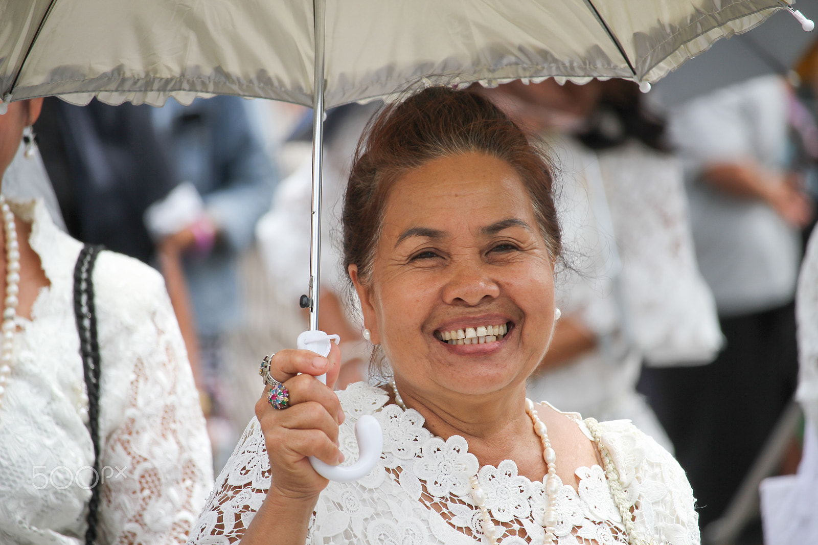 Canon EF-S 55-250mm F4-5.6 IS STM sample photo. Sincere smile of thai people in  buddhist festival photography