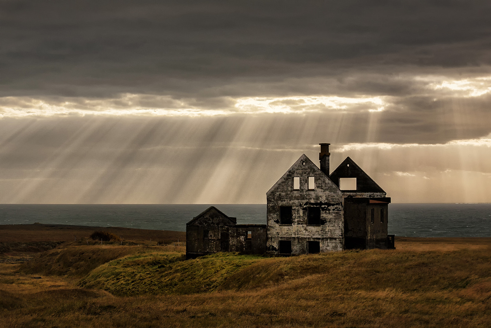 Canon EF 70-200mm F2.8L IS USM sample photo. Rays on ruins photography