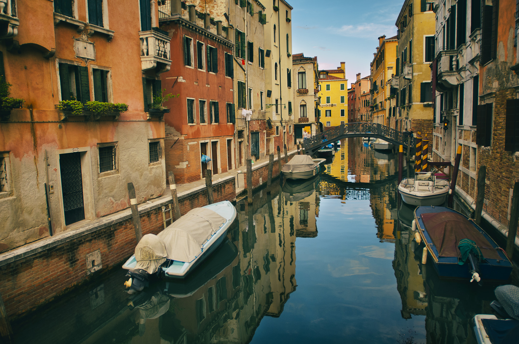 Nikon AF-S Nikkor 17-35mm F2.8D ED-IF sample photo. Streets of venice photography