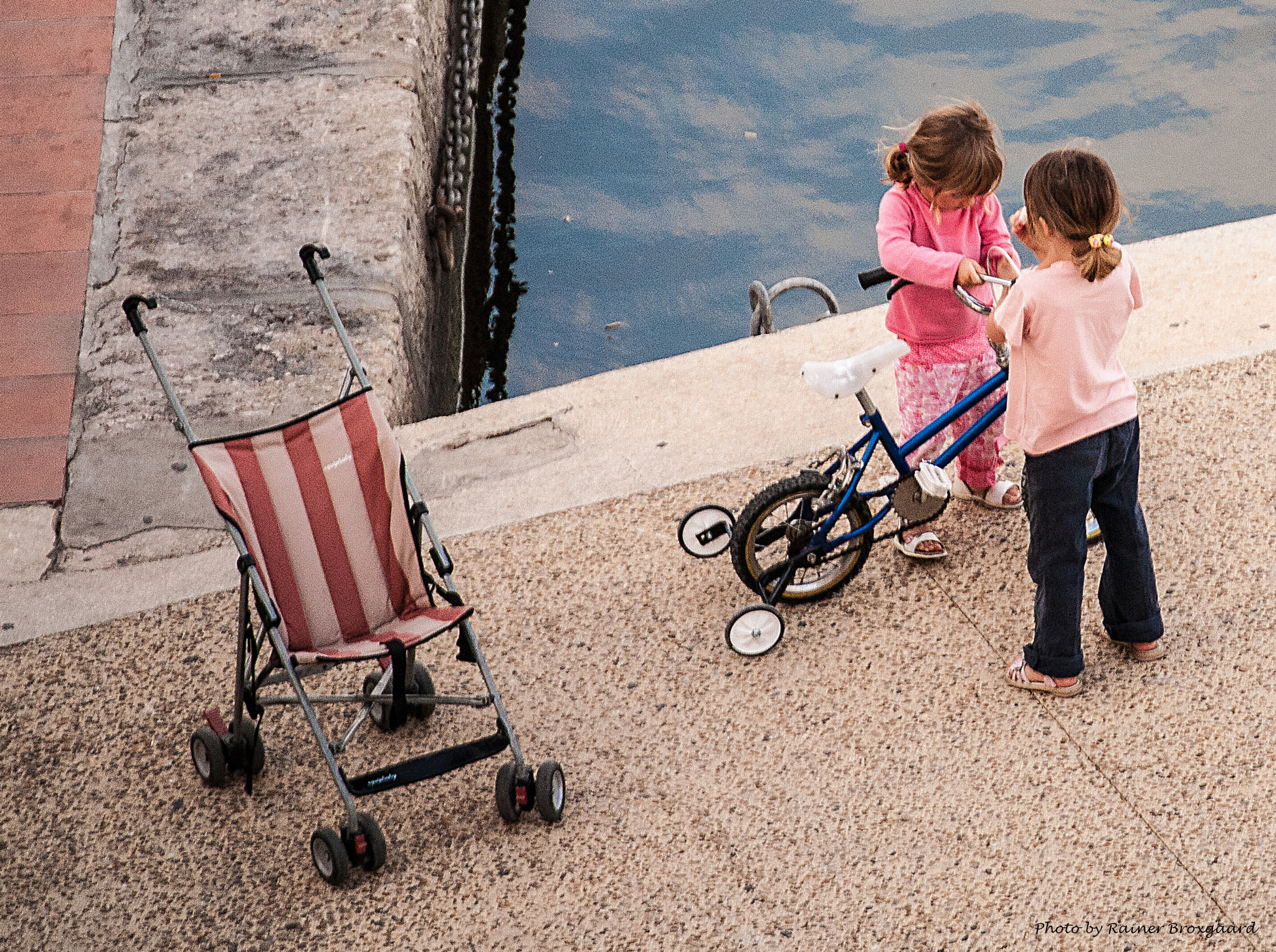 Nikon D200 sample photo. Kids playing at the harbor of sanary photography