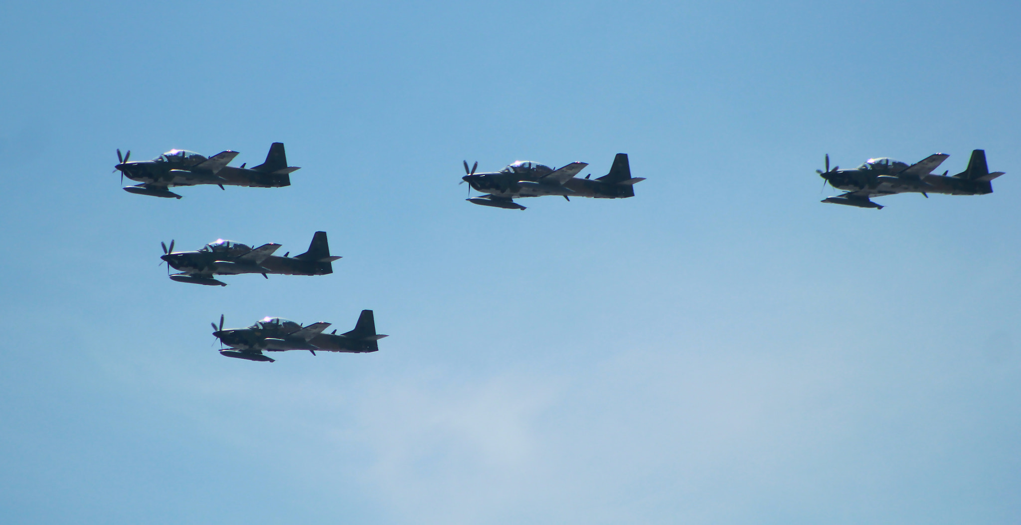 Canon EF 75-300mm f/4-5.6 USM sample photo. Airplanes over quito photography