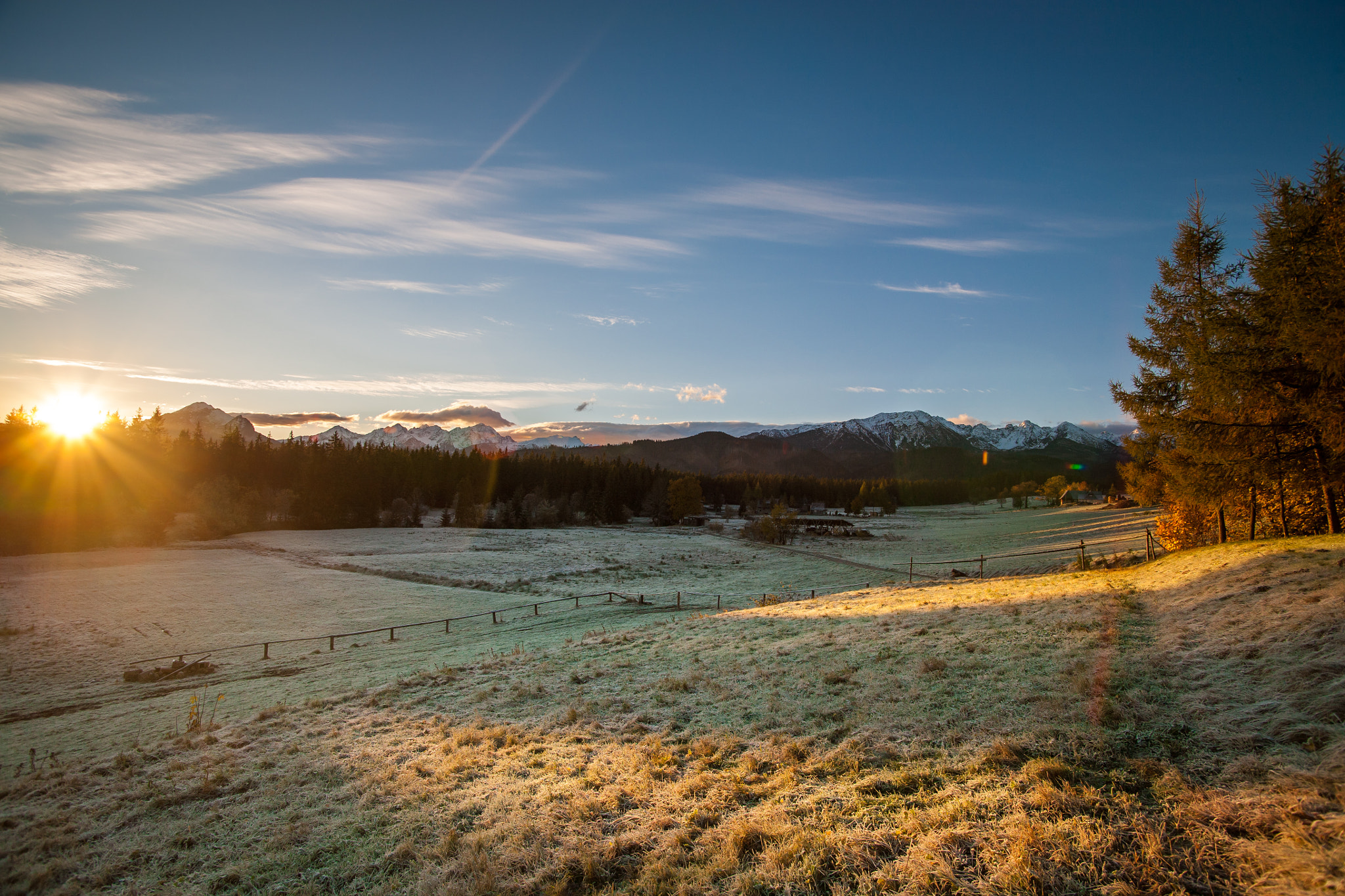 Canon EOS 5D + Tamron SP AF 17-35mm F2.8-4 Di LD Aspherical (IF) sample photo. Frosty sunrise in the mountains. photography