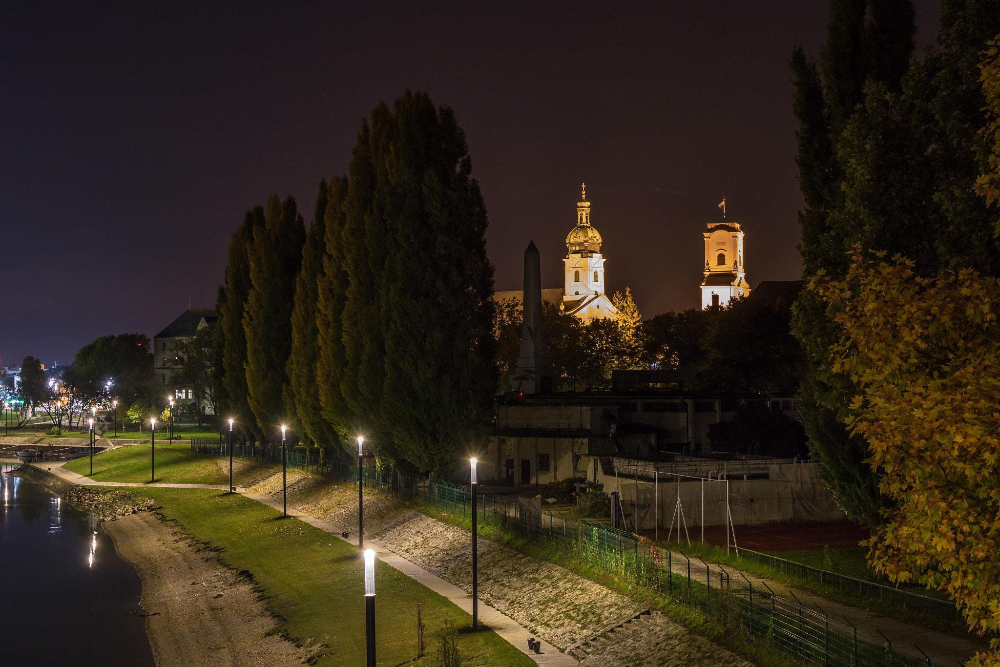 Canon EF 75-300mm F4.0-5.6 IS USM sample photo. Night in the city photography