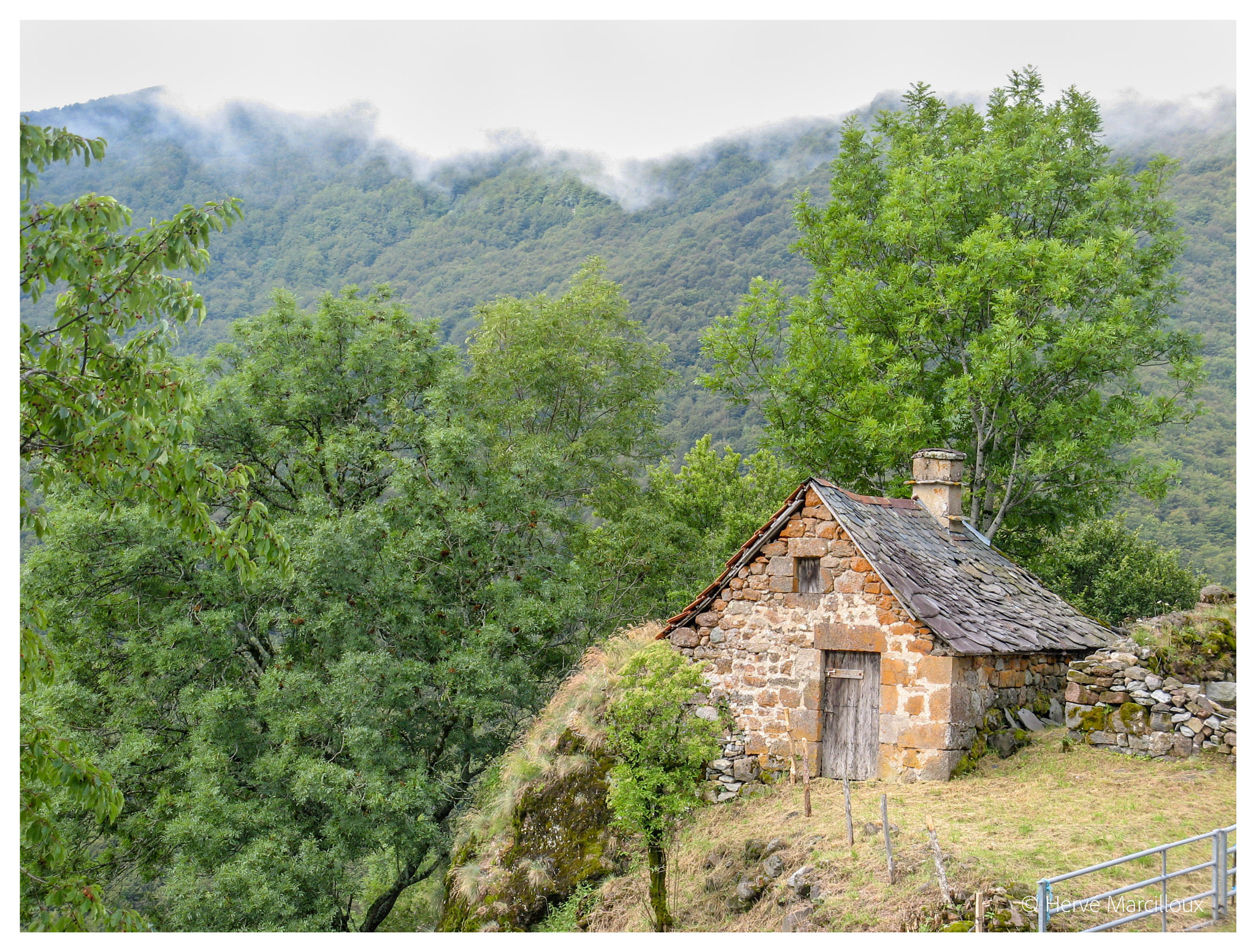 Canon POWERSHOT A710 IS sample photo. Old cottage in cantal, france photography