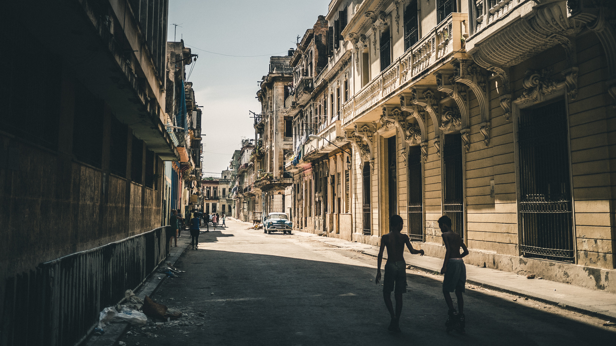 Panasonic Lumix DMC-GX85 (Lumix DMC-GX80 / Lumix DMC-GX7 Mark II) + Panasonic Lumix G 20mm F1.7 ASPH sample photo. Cuba series 2. kids from havana photography