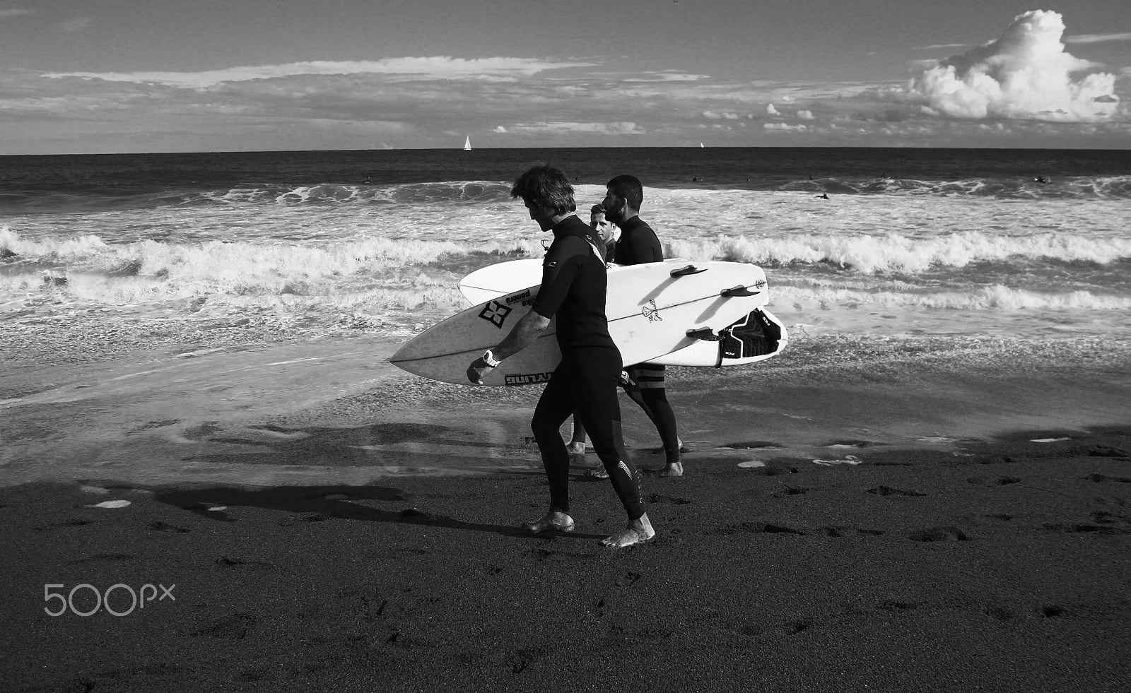 Canon EOS 700D (EOS Rebel T5i / EOS Kiss X7i) + Sigma 18-200mm f/3.5-6.3 DC OS HSM [II] sample photo. Black and white beach life. photography