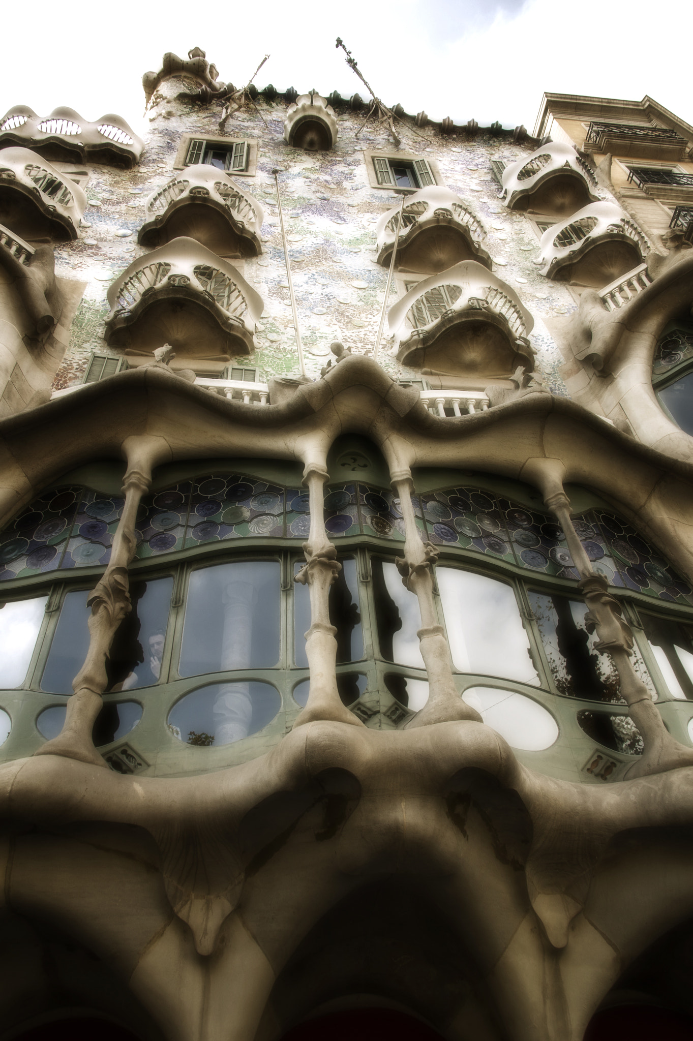 Canon EOS-1Ds + Canon EF 28-135mm F3.5-5.6 IS USM sample photo. Pedrera barcelona photography