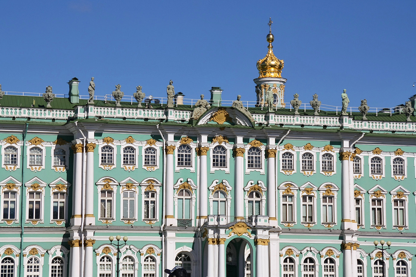 Canon EOS 1000D (EOS Digital Rebel XS / EOS Kiss F) + Canon 18-200mm sample photo. Sunny day at winter palace photography