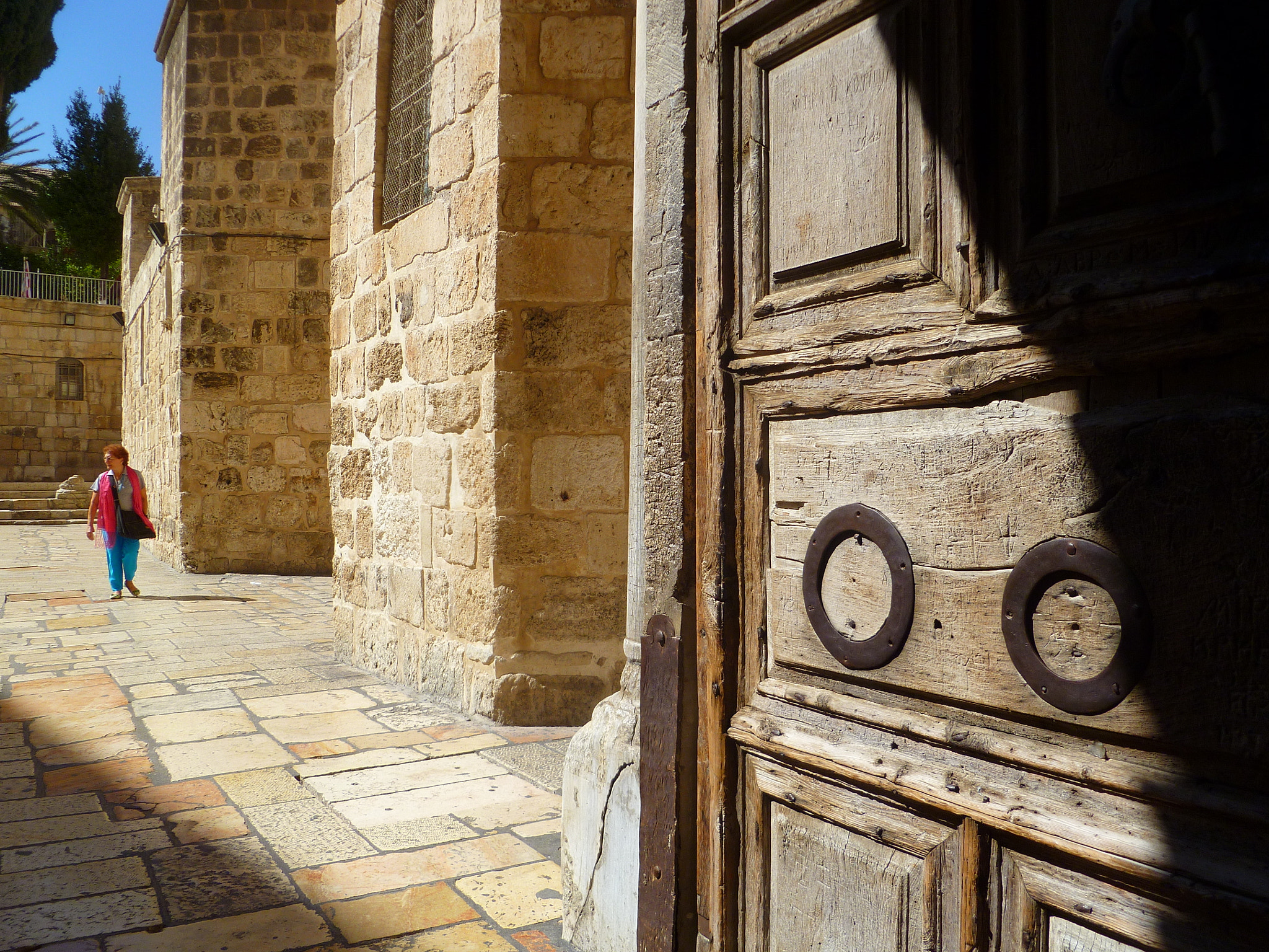 Panasonic DMC-FH20 sample photo. Pilgim entering church of holy sepulchre,jerusalem photography