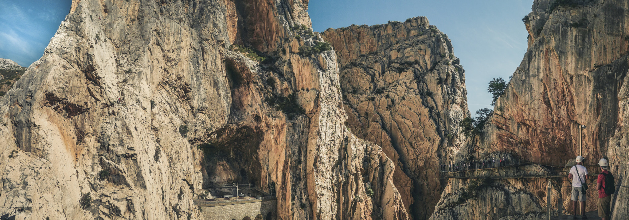 Panasonic Lumix DMC-GX85 (Lumix DMC-GX80 / Lumix DMC-GX7 Mark II) + Panasonic Lumix G 14mm F2.5 ASPH sample photo. Caminito del rey 1 photography