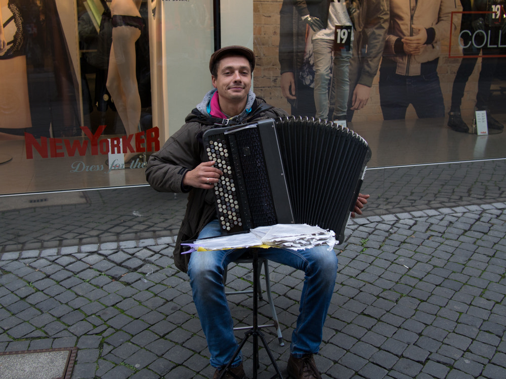 Olympus OM-D E-M5 sample photo. Freundlicher straßenmusiker photography