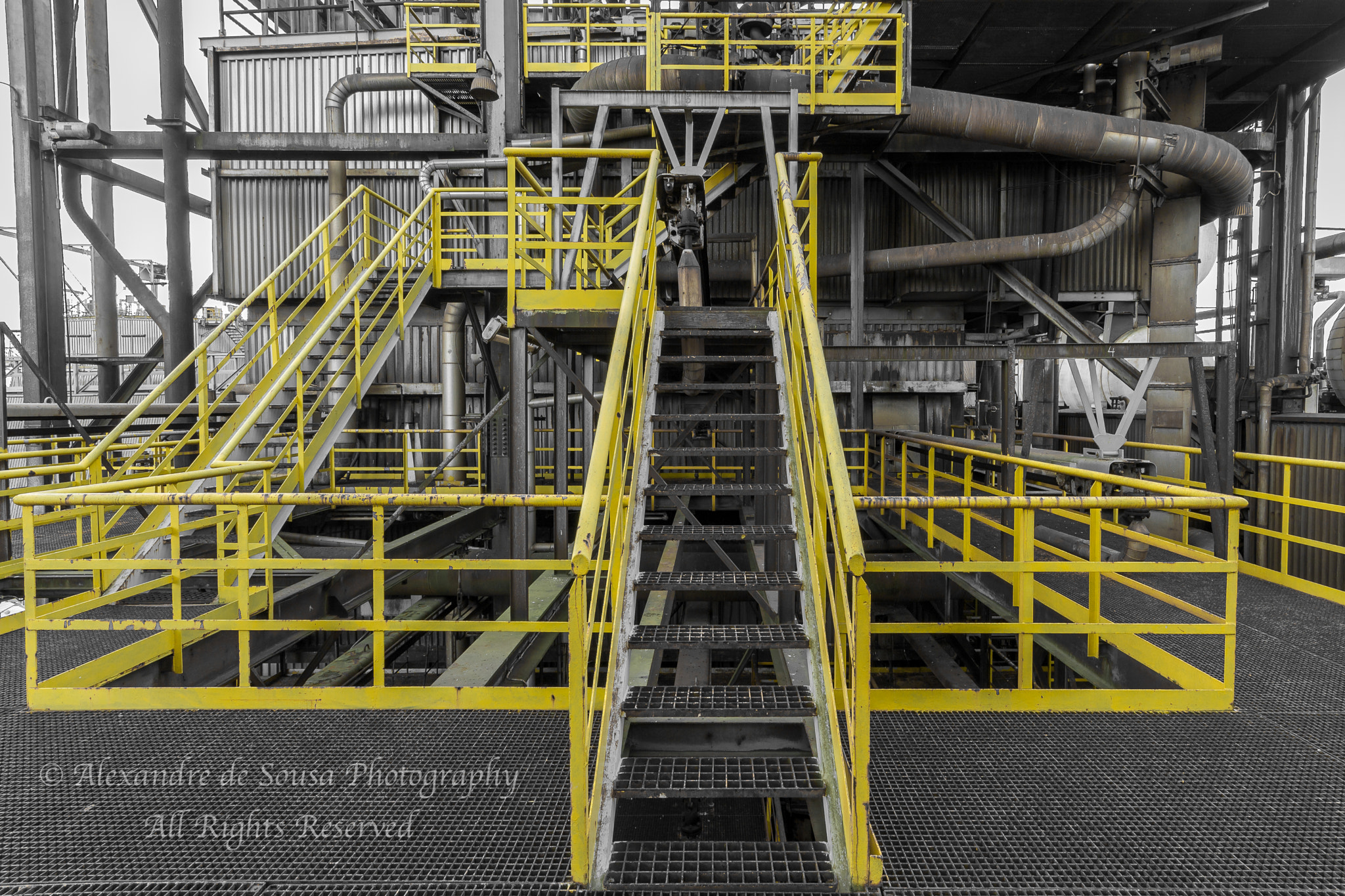 Canon EOS 1100D (EOS Rebel T3 / EOS Kiss X50) + Sigma 10-20mm F4-5.6 EX DC HSM sample photo. Yellow handrails photography