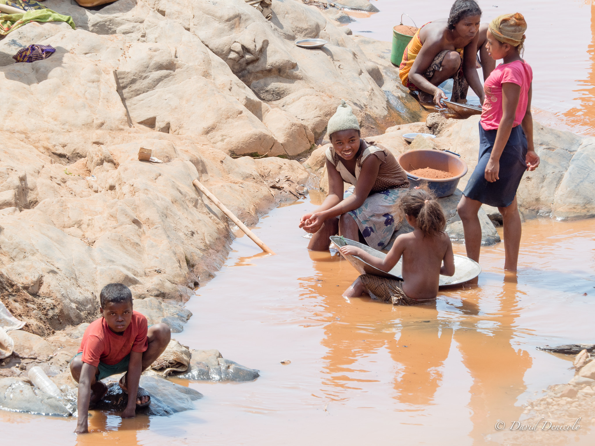 Olympus OM-D E-M5 II + Olympus M.Zuiko Digital ED 40-150mm F2.8 Pro sample photo. Madagascar gold seekers photography