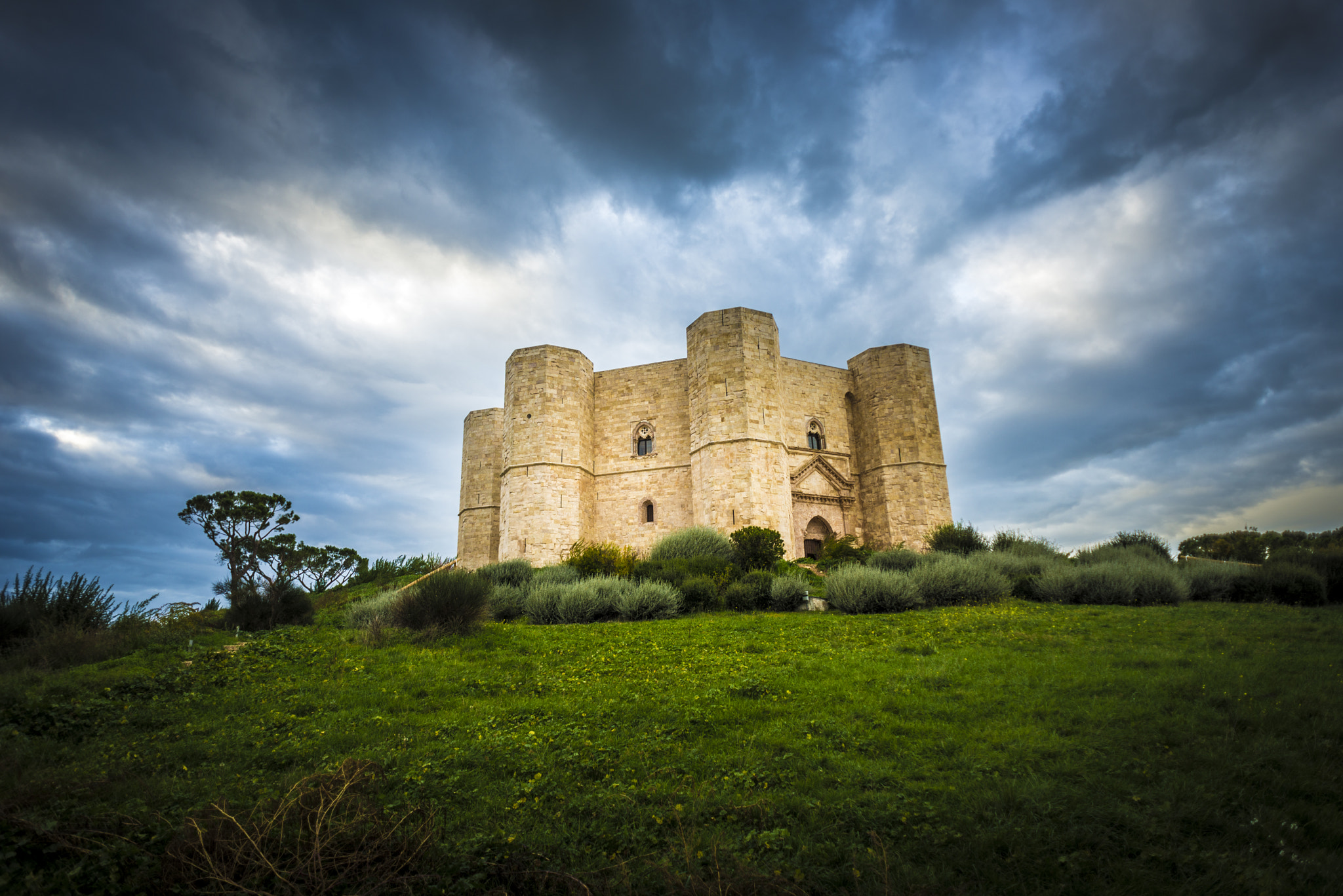 Nikon D610 + Nikon AF Nikkor 20mm F2.8D sample photo. Castel del monte photography