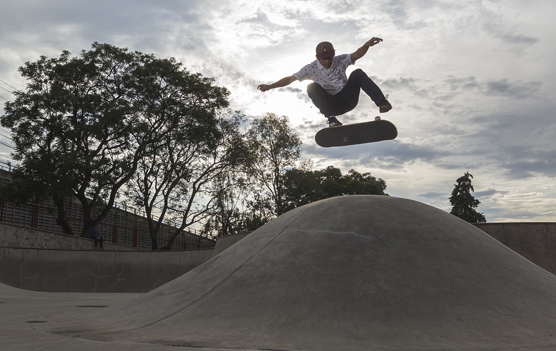 Canon EOS 600D (Rebel EOS T3i / EOS Kiss X5) + Sigma 20mm EX f/1.8 sample photo. Carlos padilla kick flip photography