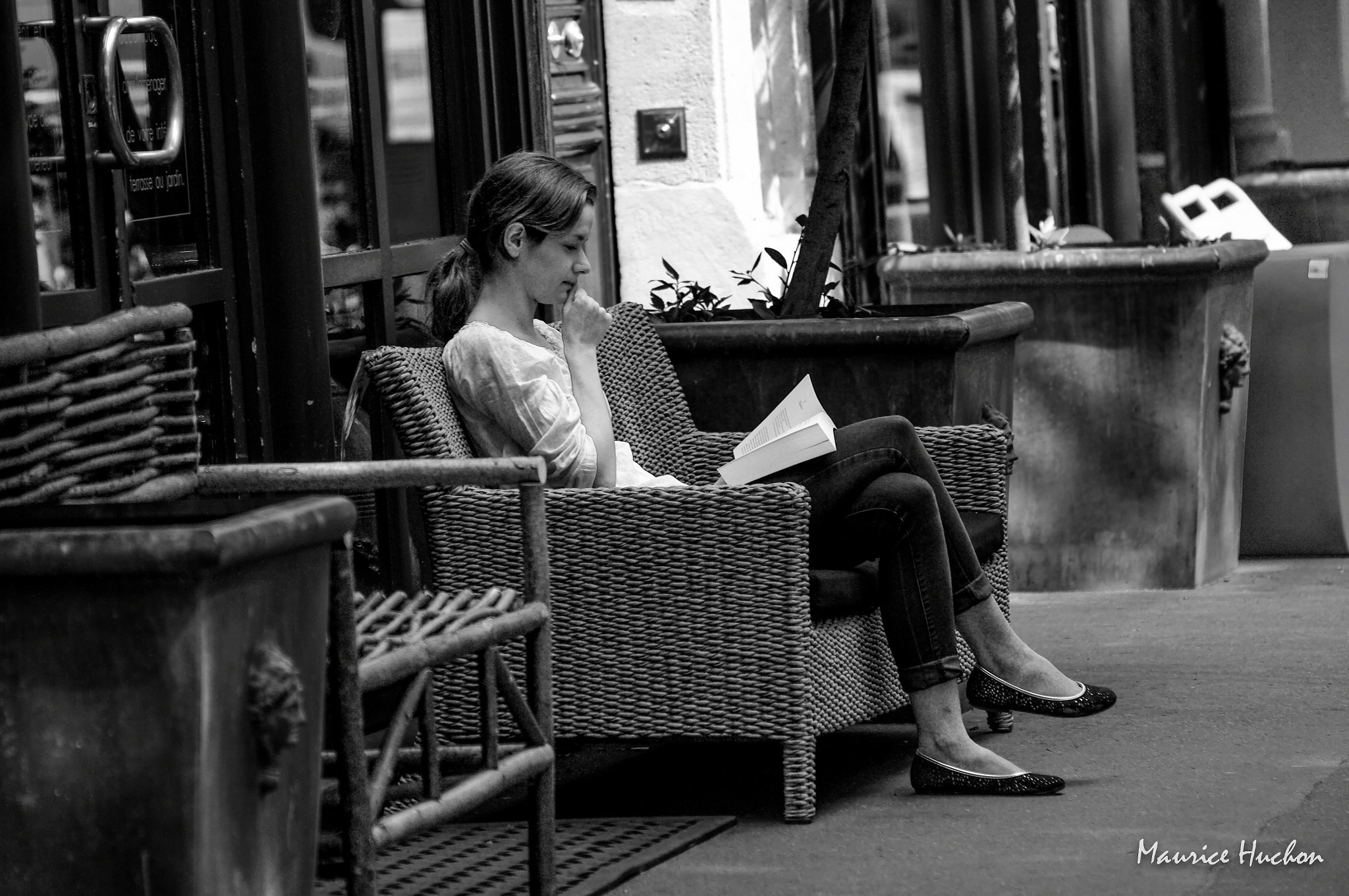 Pentax K20D + Sigma sample photo. Un moment de détente... (chatelet-paris) photography