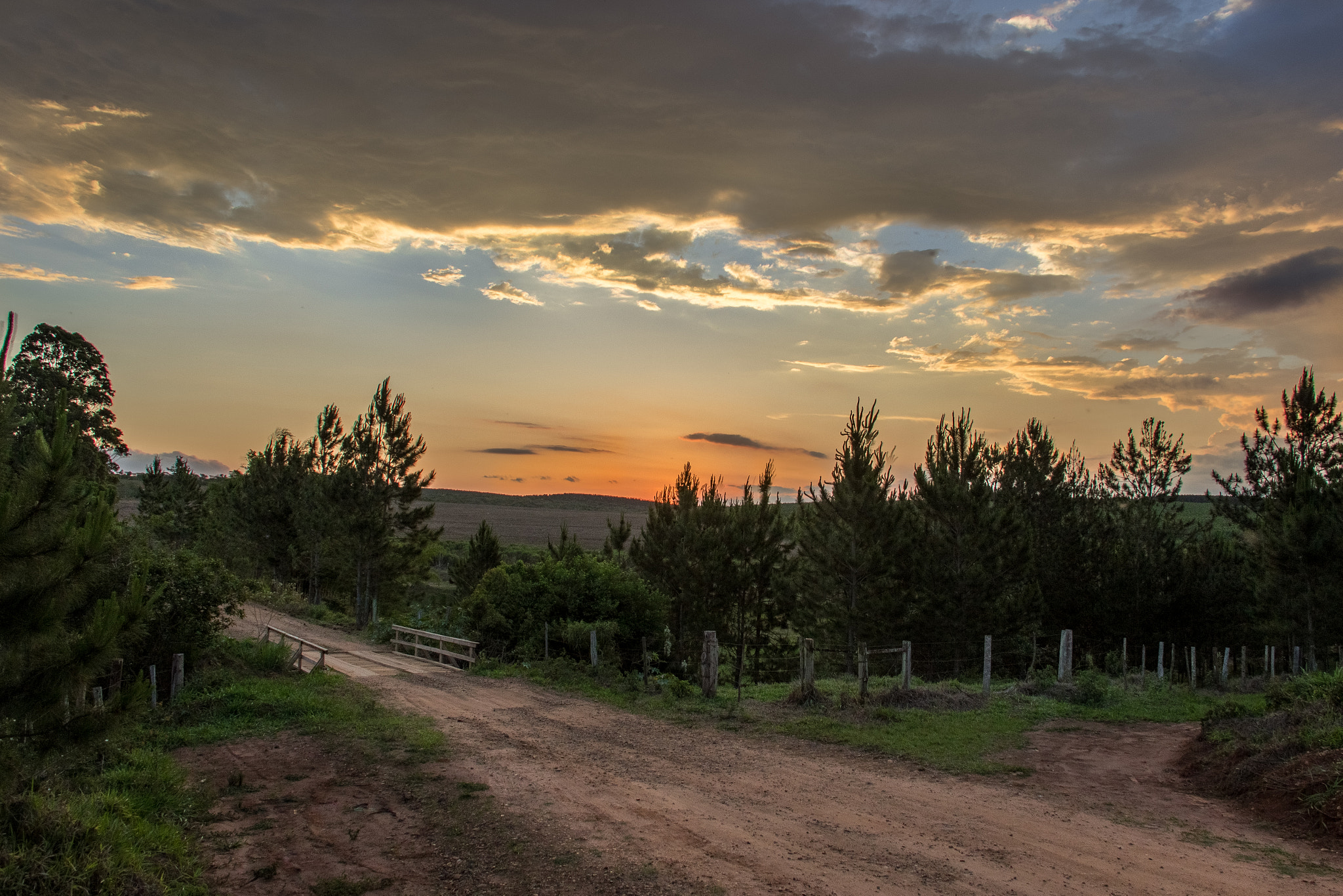 Canon EF-S 18-200mm F3.5-5.6 IS sample photo. Yet another sunset photography
