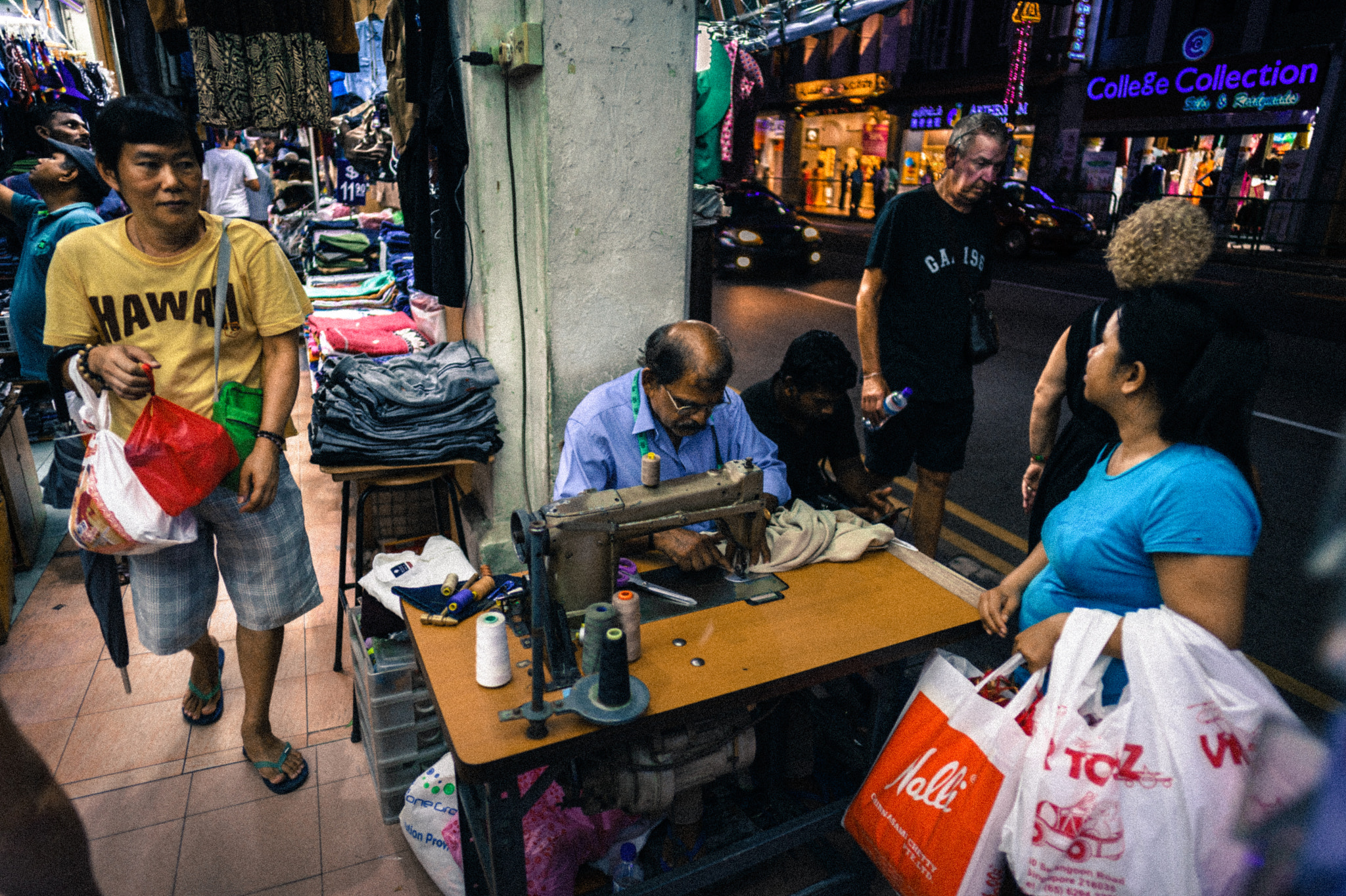 Voigtländer 21mm f/1.8 Ultron sample photo. Street tailor photography