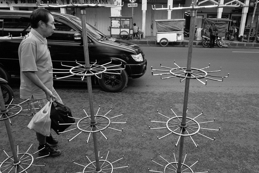 Leica M9 + Leica Elmarit-M 24mm F2.8 ASPH sample photo. Street shot around pasar baru bandung photography