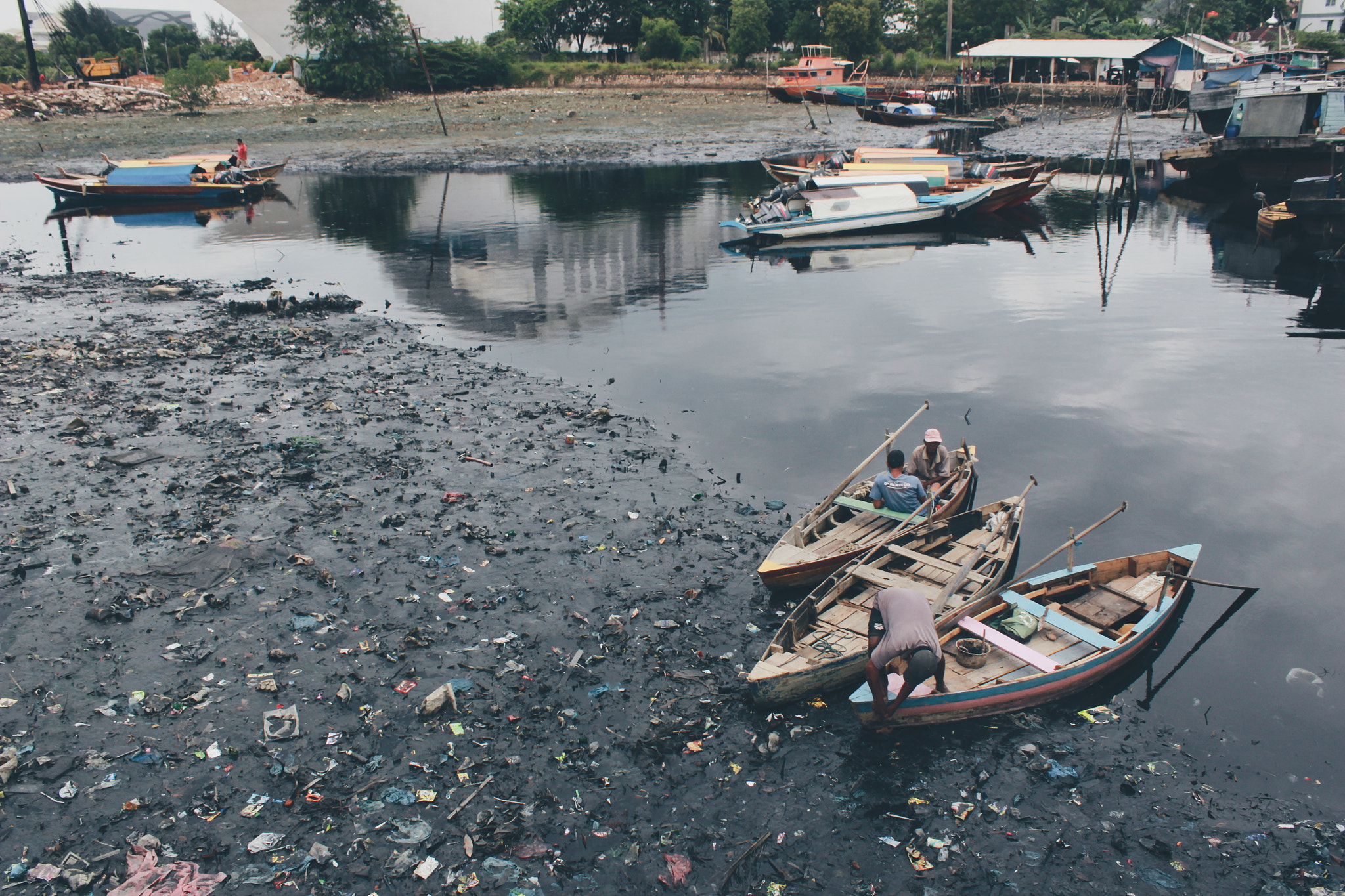 Canon EF 28-70mm f/3.5-4.5 sample photo. When garbage and meets the sea photography