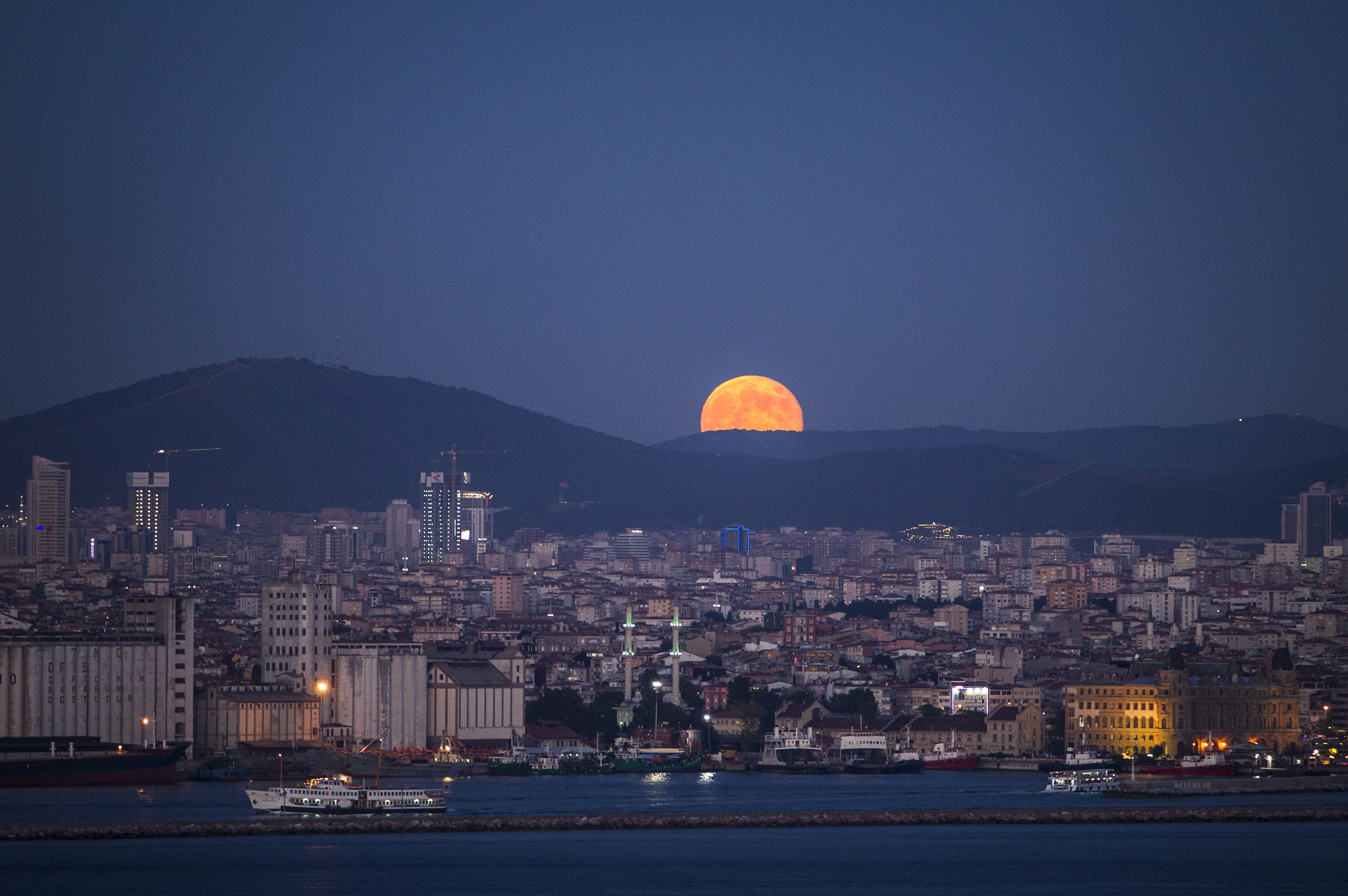 Canon EOS-1D Mark IV sample photo. Full moon over asia photography