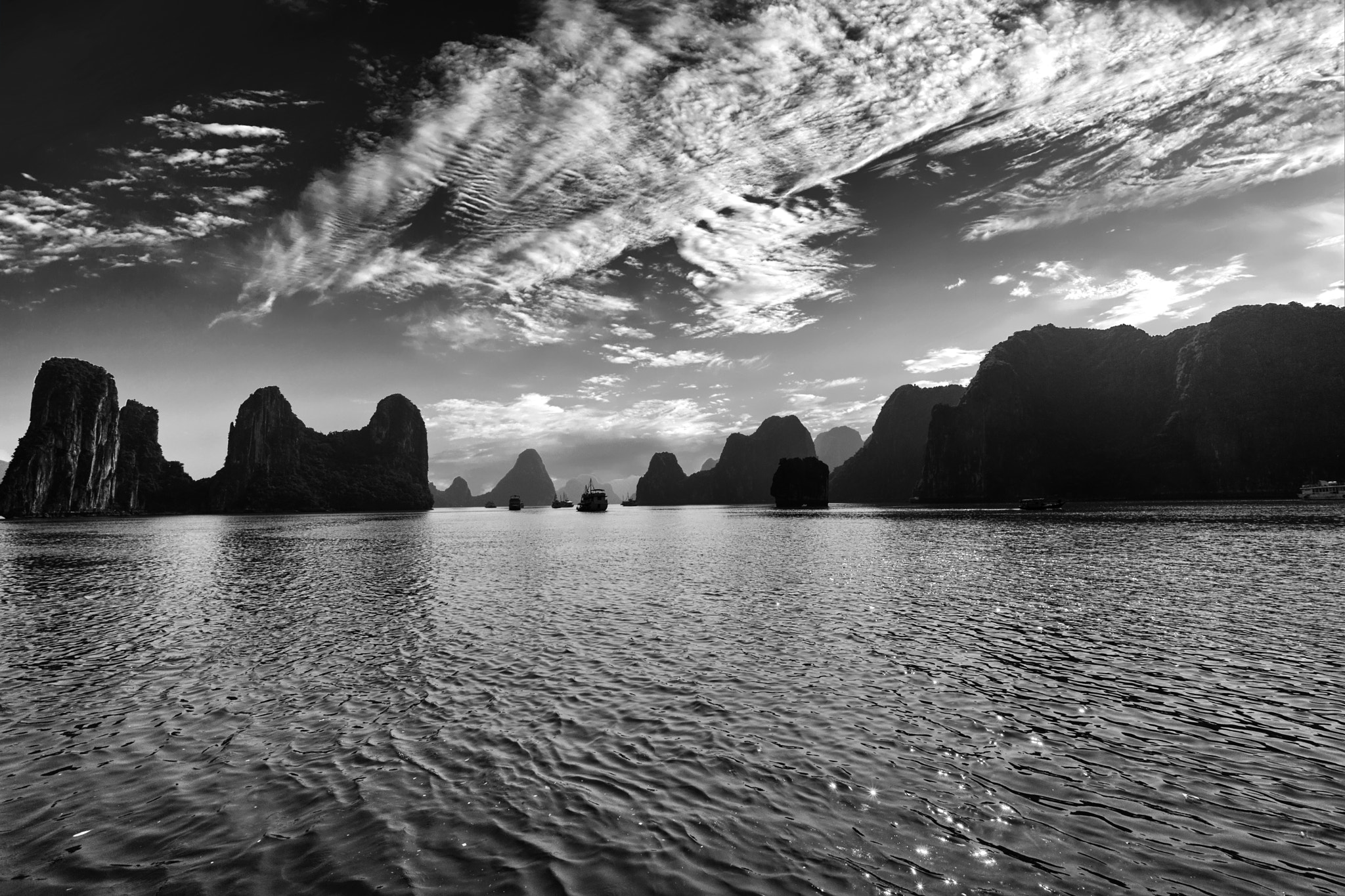 Sony Alpha NEX-7 + Sony E 10-18mm F4 OSS sample photo. Halong bay photography
